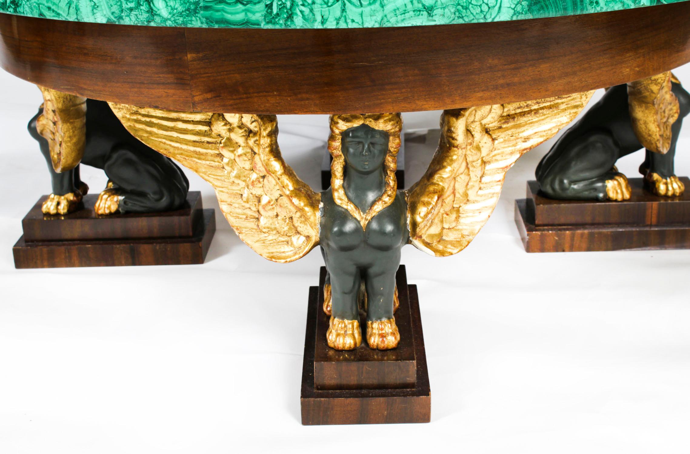 Milieu du XXe siècle Table basse vintage en malachite et bronze patiné en noyer Milieu du 20ème siècle en vente