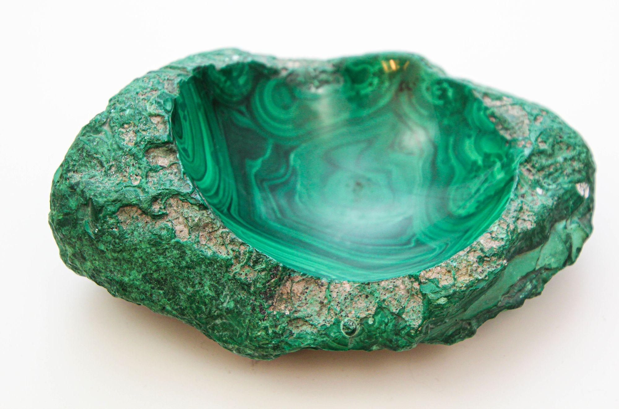 Mid-20th-century vintage malachite dish with green swirl detailing, polished bullseye Malachite specimen vide poche, décorative trinket dish, or ashtray. Cette pièce en malachite naturelle affiche une couleur et un motif saisissants, servant de plat