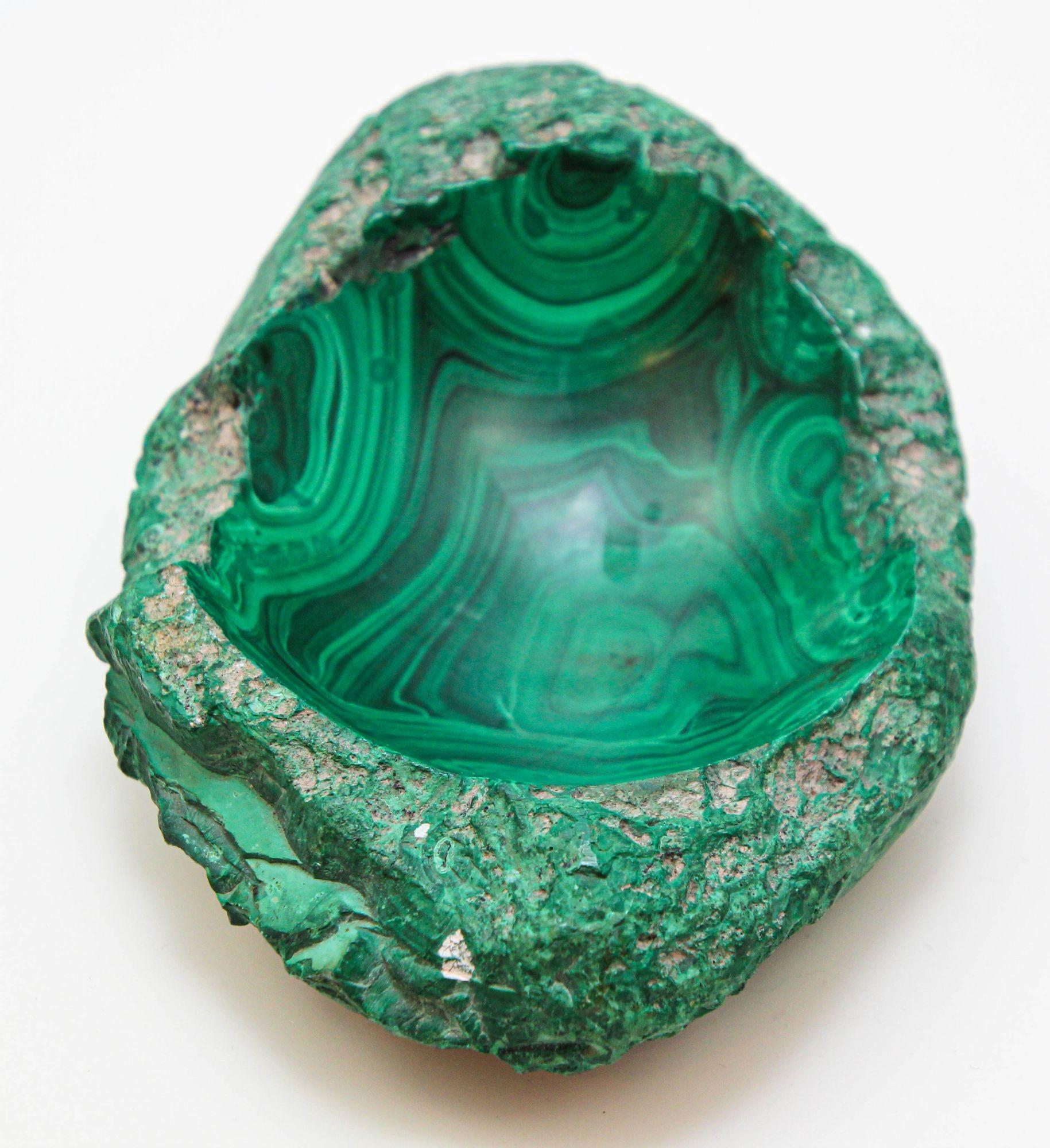 Sculpté à la main Cendrier Vide Poche vintage en malachite avec détails de tourbillons verts des années 1960 en vente