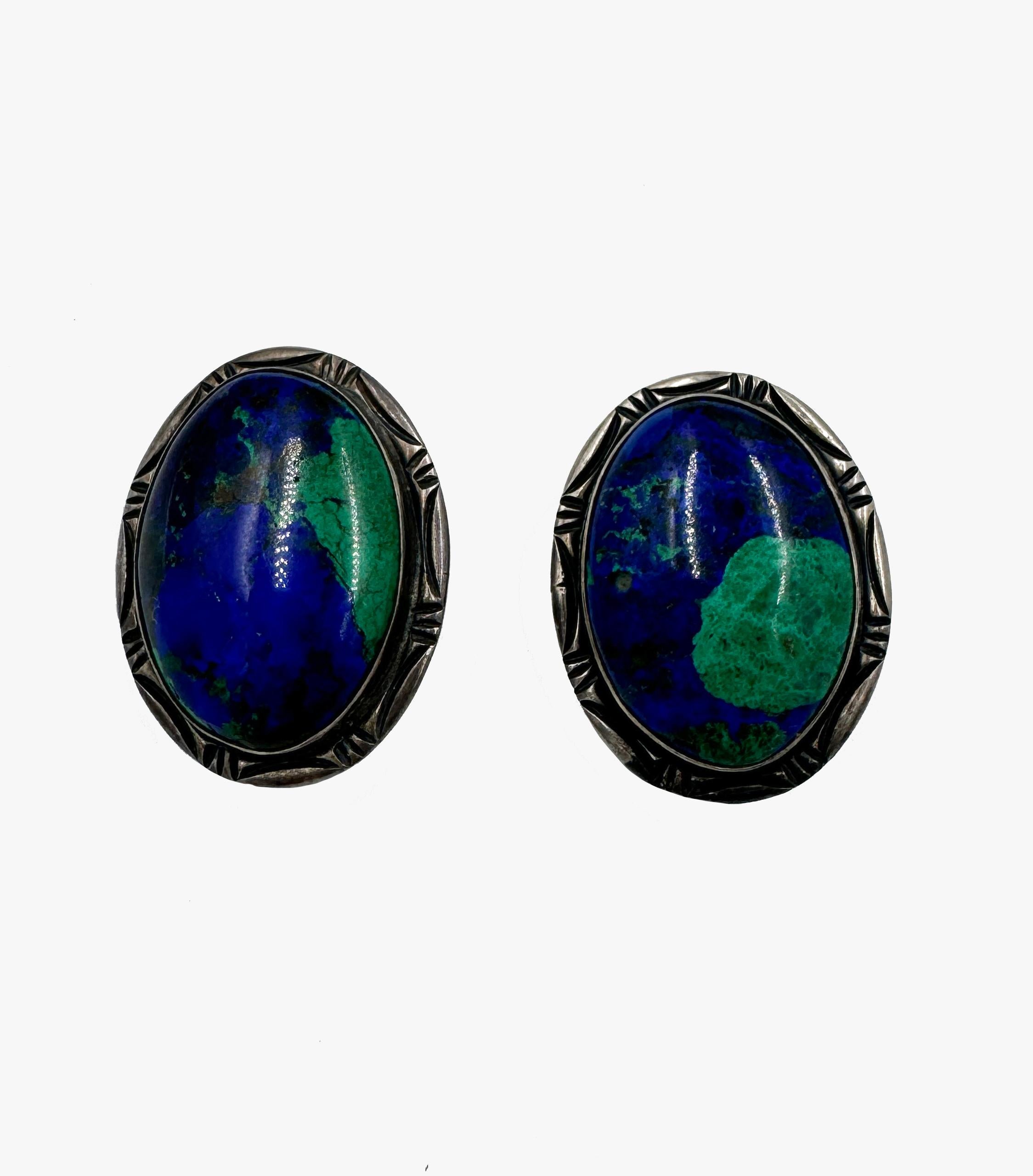 Vintage malachite, azurite and silver clip-on earrings

Measurements – 3,5 x 3 cm

Marked – GB Sterling

Condition – very good 

........Additional information ........

- Photo might be slightly different from actual item in terms of color due to