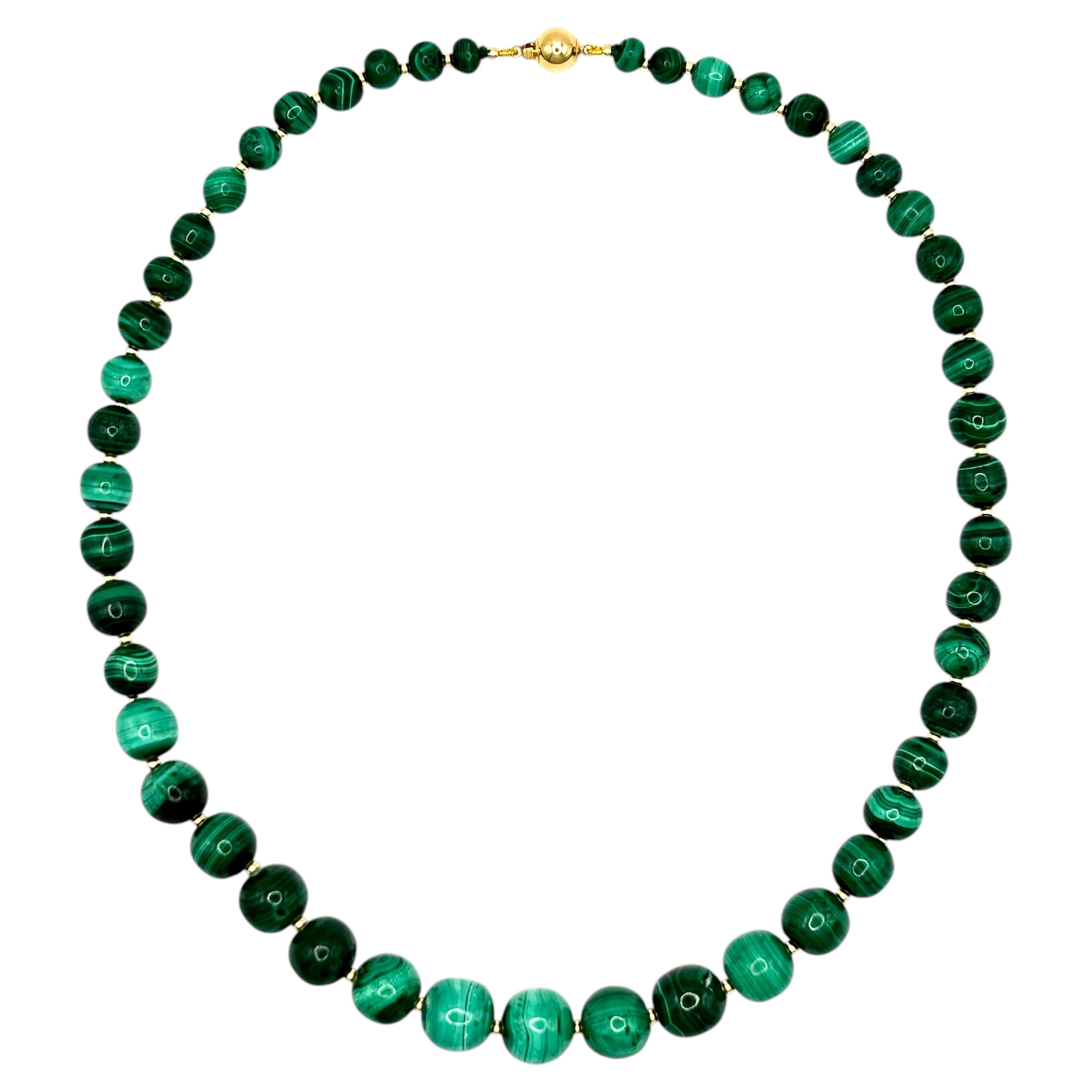 Collier de perles de malachite vintage, gradué, fermoir et entretoises en or 18k, 53cm de long en vente