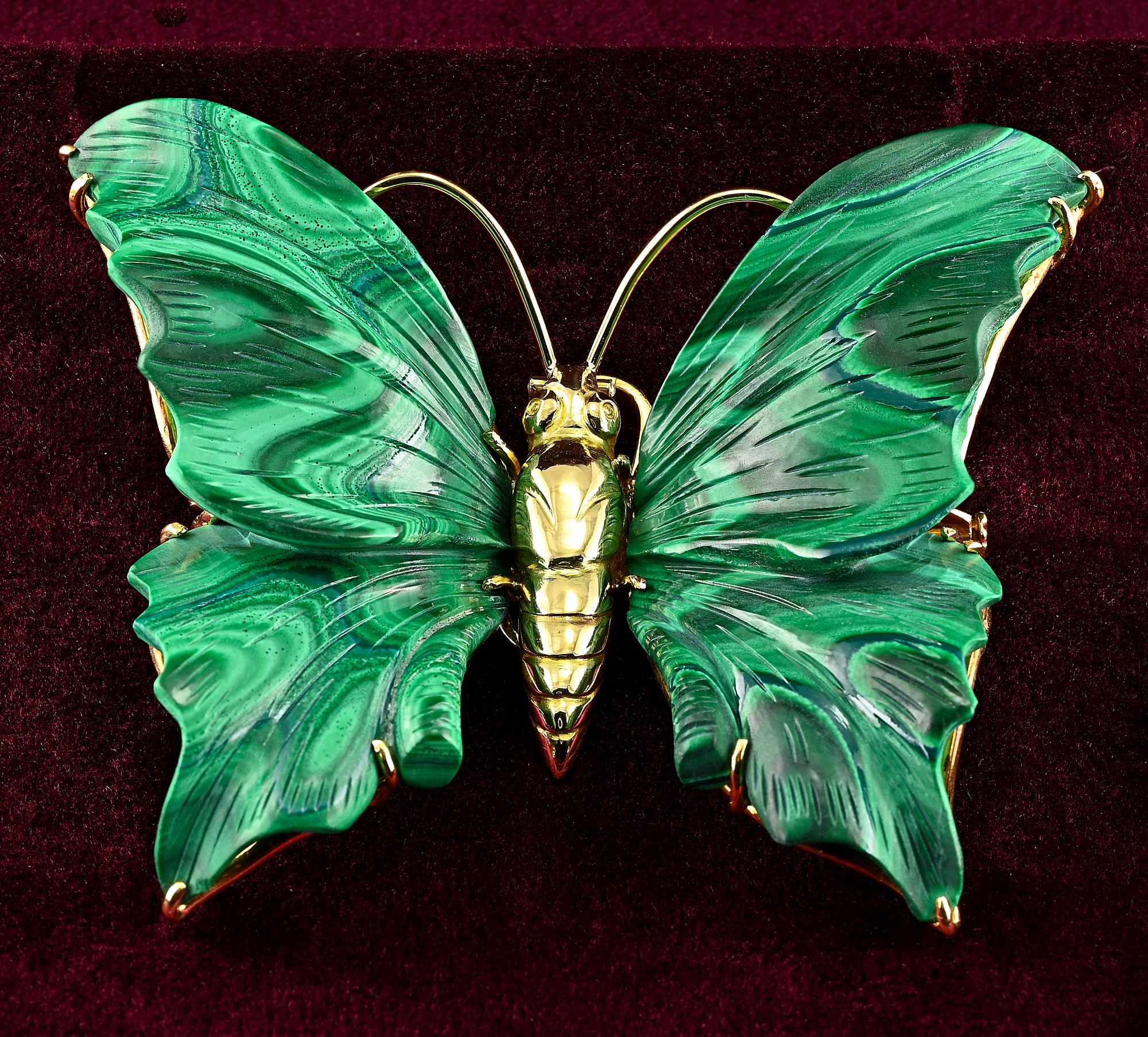 Vintage Malachite Carved Butterfly 18 KT Brooch Pendant In Excellent Condition For Sale In Napoli, IT