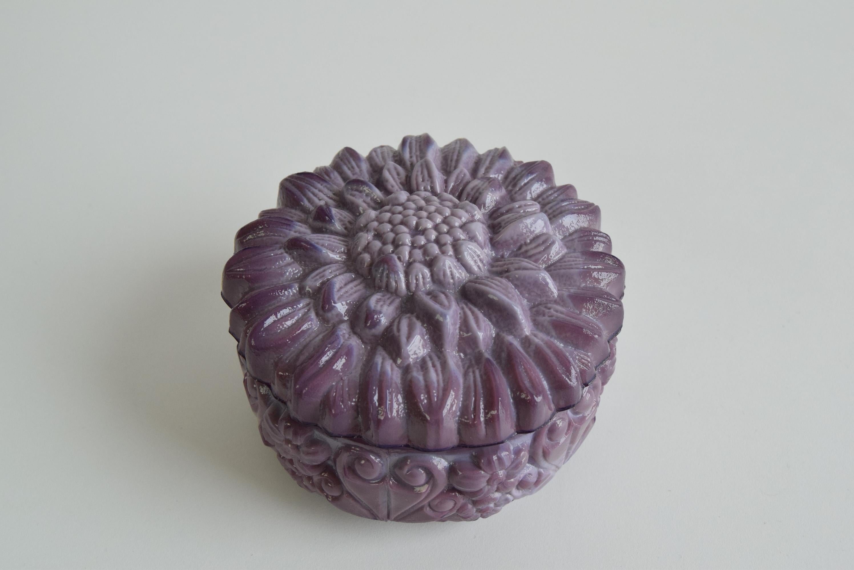 
Hergestellt aus violettem Malachitglas
Guter Originalzustand