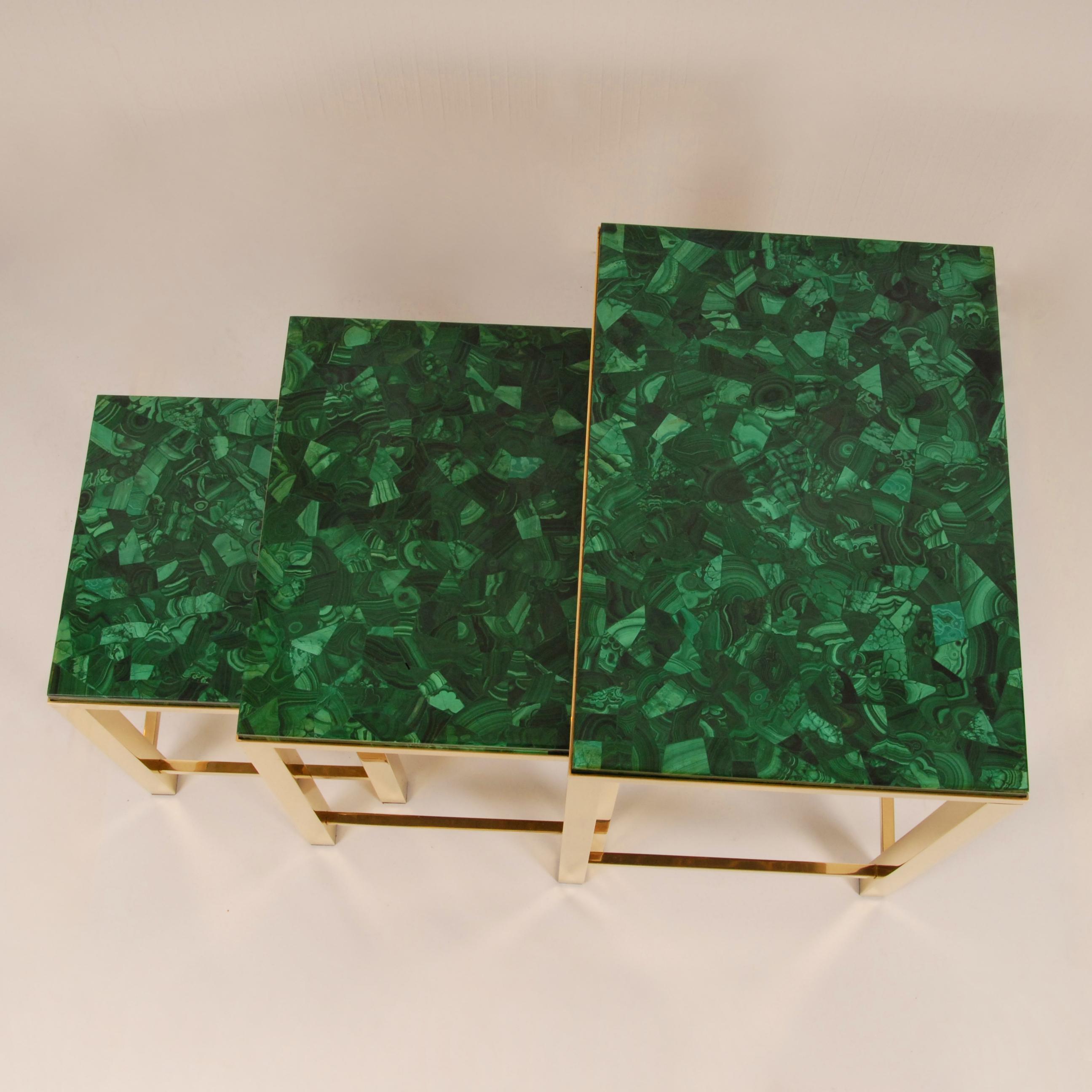Mid-Century Modern Malachtit und vergoldetem Messing Verschachtelungstische - Satz von 3
MATERIAL: Malachit, Messing, vergoldet
Stil: Moderne Mitte des Jahrhunderts, Vintage, Hollywood Regency, Modernist
Herkunft: Europa, 1970er Jahre
Farbe: Gold