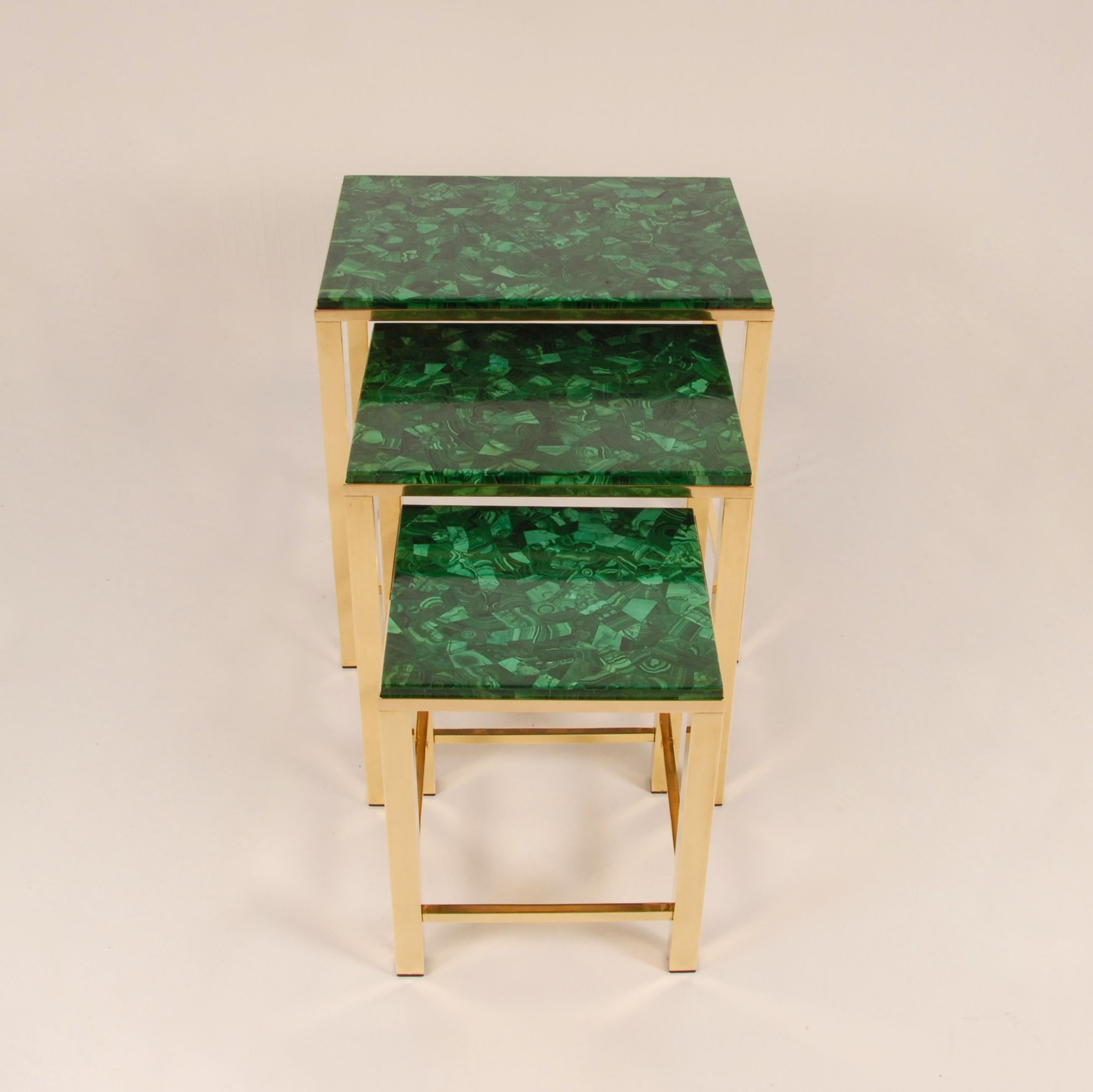 Vintage Malachit Marmor Grün Gold Vergoldet Messing Ende Nest Tische Couchtisch (Moderne der Mitte des Jahrhunderts) im Angebot