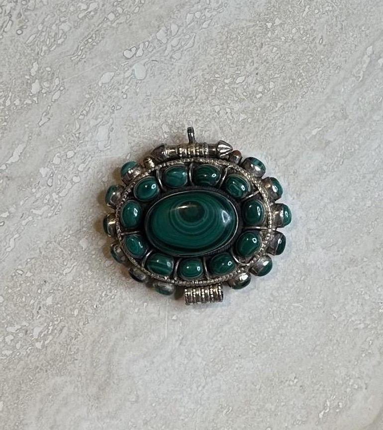 Un ciondolo di malachite vintage non è solo un accessorio bello e accattivante, ma ha anche un importante significato storico e simbolico. Che tu lo indossi per il suo colore e il suo motivo o per le sue proprietà protettive e curative, sarà