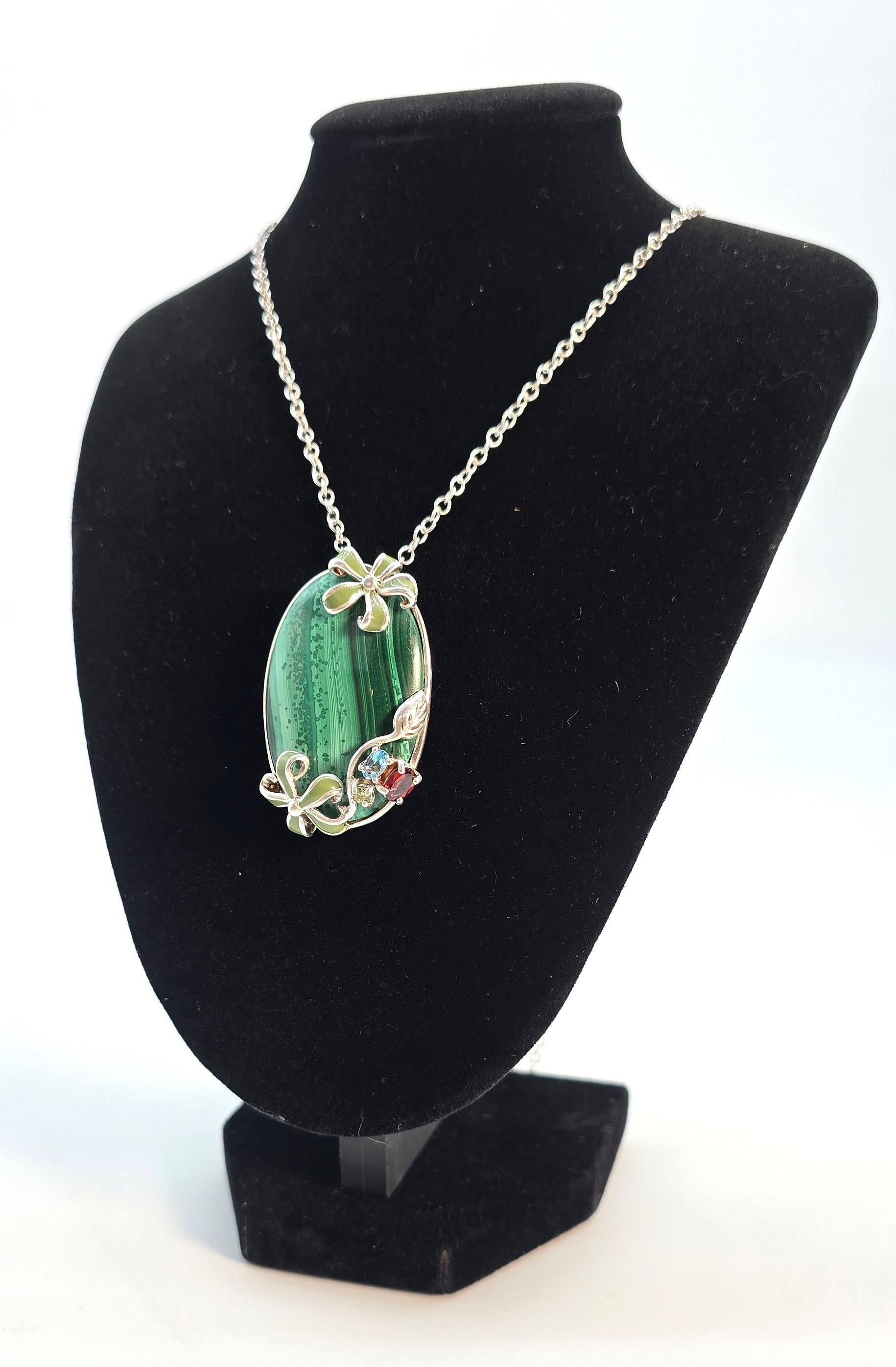 Ciondolo d'epoca in malachite e smalto - collana circa 1950 in vendita 5