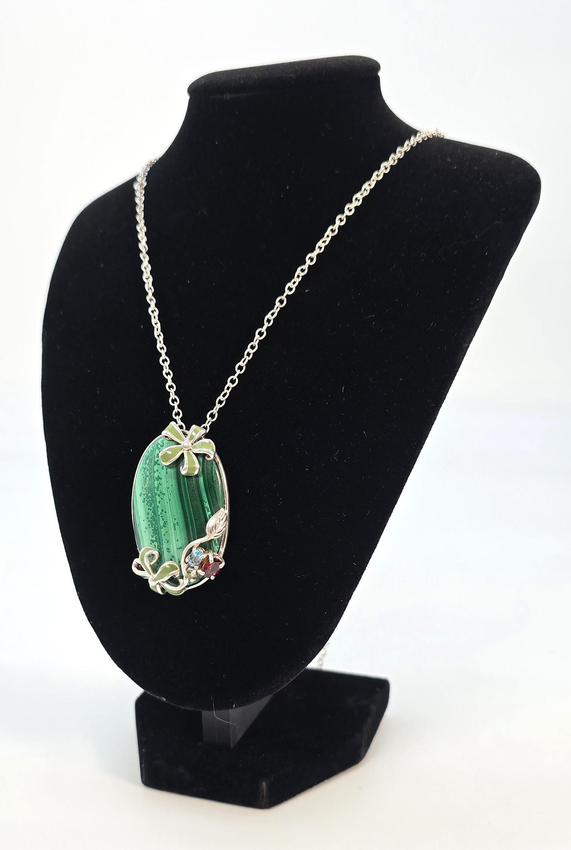 Questo gioiello in argento di altissima qualità risale al 1950 circa. La fabbricazione è continentale, probabilmente italiana.

La grande pietra verde lucida centrale è un meraviglioso cabochon di malachite con intricate venature naturali.

Questa