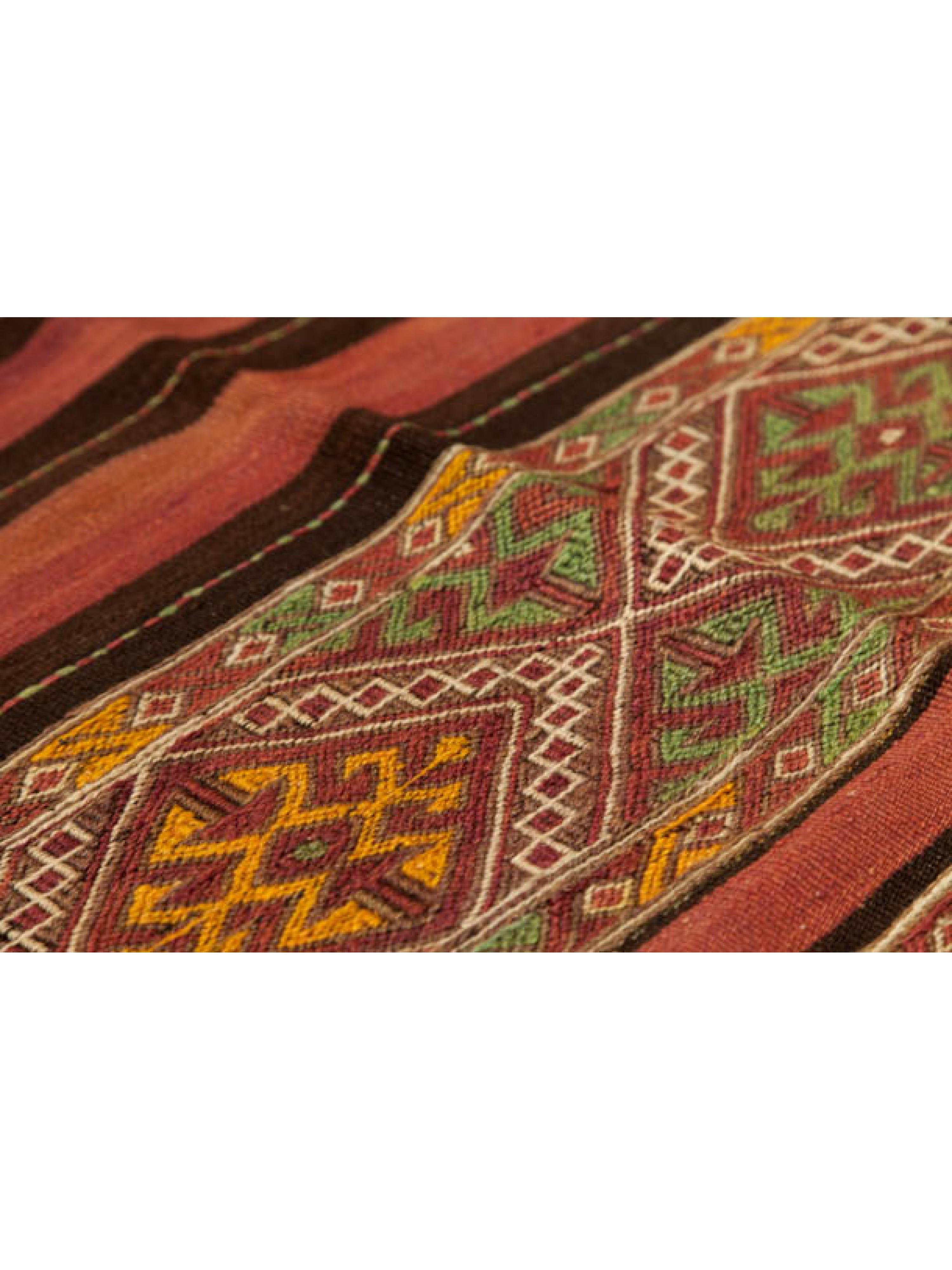 Si tratta di un antico kilim della regione di Malatya, in Anatolia, splendidamente dettagliato e caratterizzato da un'audace trama tridimensionale e da precisi motivi geometrici. Originariamente utilizzato dalle tribù nomadi come borsa per il