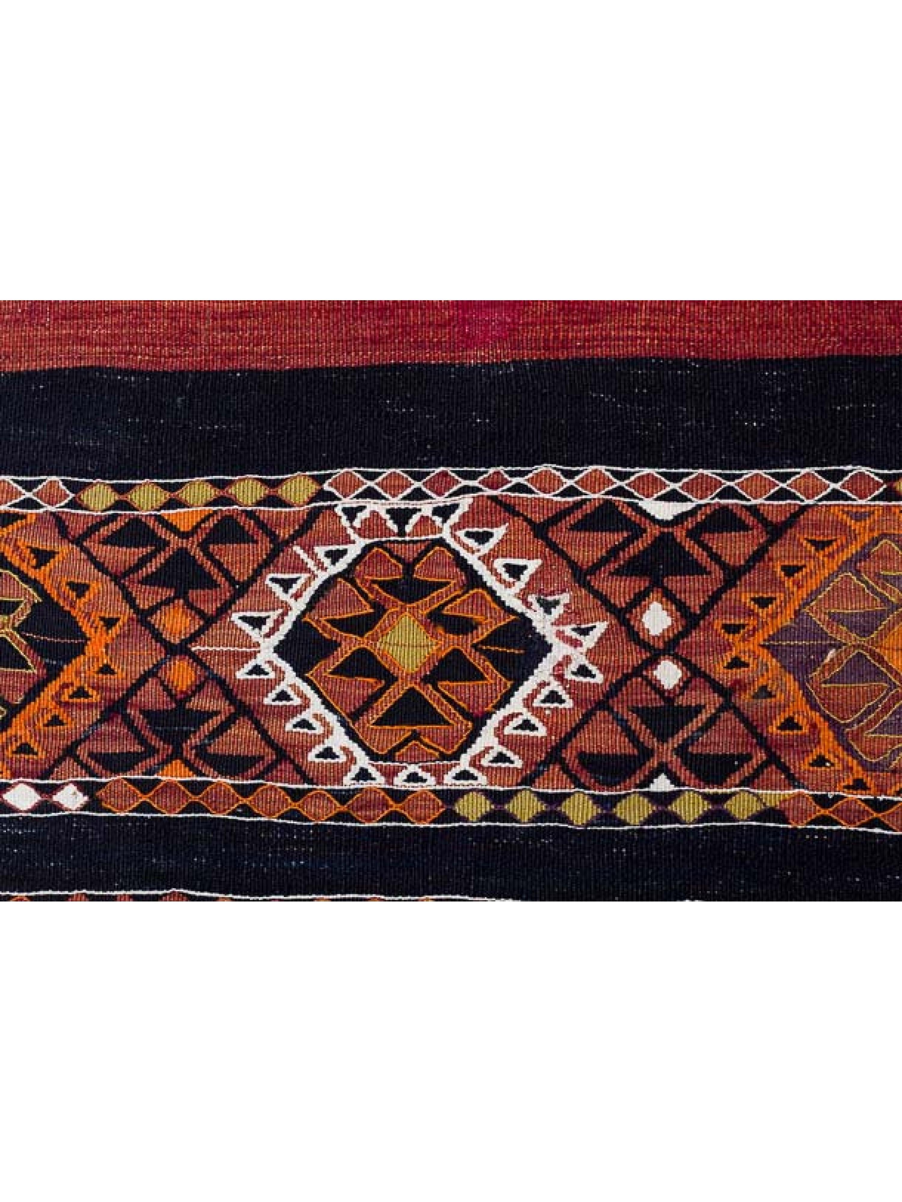 Si tratta di un antico kilim della regione di Malatya, in Anatolia, splendidamente dettagliato e caratterizzato da un'audace texture tridimensionale e da precisi motivi geometrici. Originariamente utilizzato dalle tribù nomadi come borsa per il