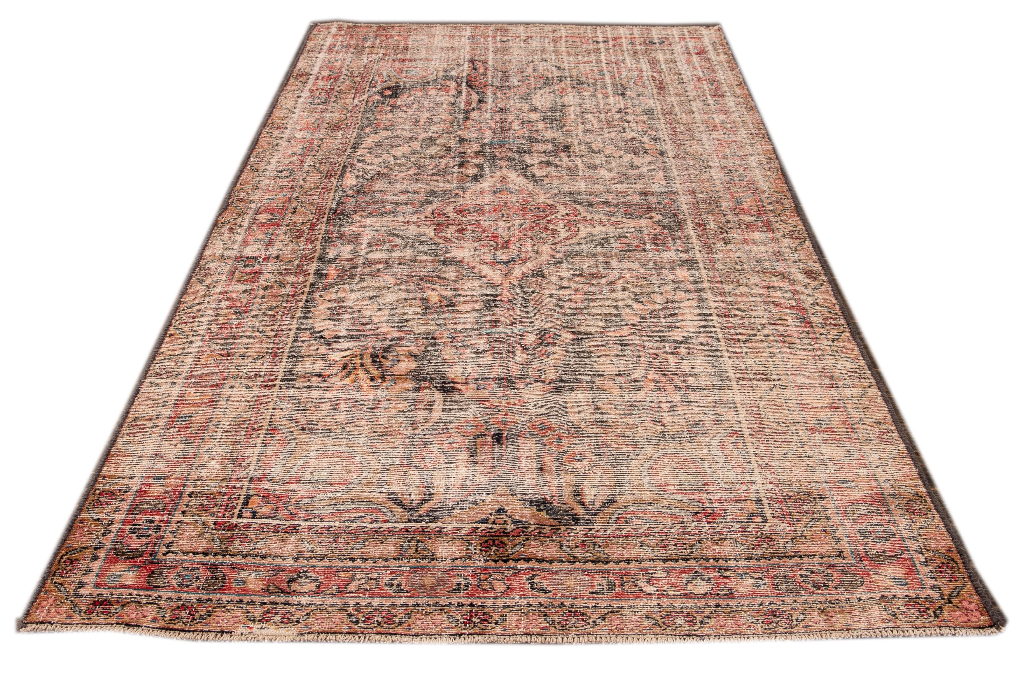 Schöner Vintage Malayer handgeknüpft Wolle Läufer mit einem blauen Feld. Dieser Teppich von Malayer hat einen roten Rahmen mit pfirsichfarbenen und braunen Akzenten in einem wunderschönen geometrischen Medaillon mit Blumenmuster.

Dieser Teppich