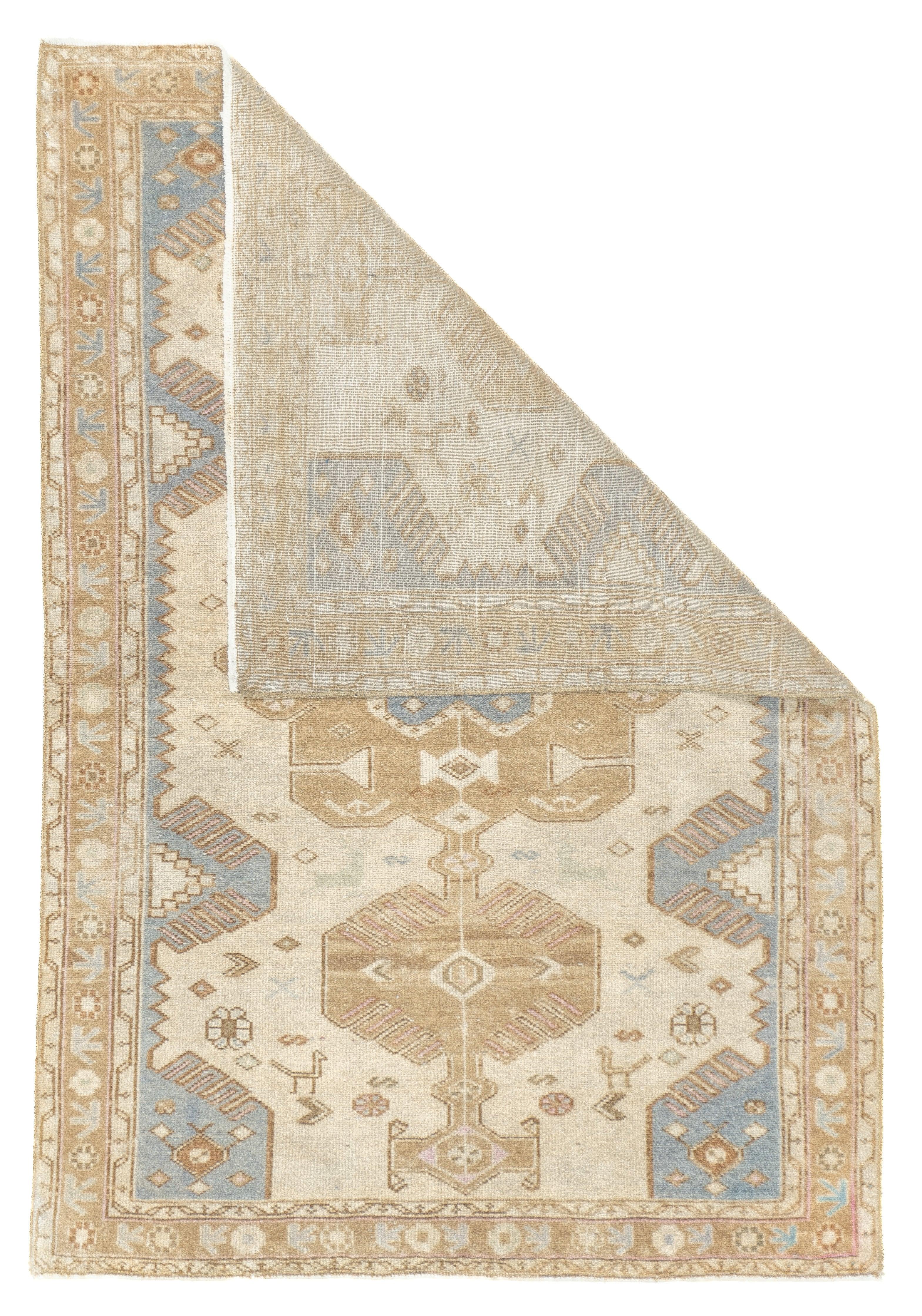 Vintage By Malayer Teppich 3'2'' x 4'8''. Es gibt städtische/urbane Malayen und dörfliche/rustikale Malayen. Letztere, wie hier, zeigen eher kaukasische und geometrische Formen. Das eierschalenfarbene Feld zeigt ein rostrotes, oktogonales Medaillon