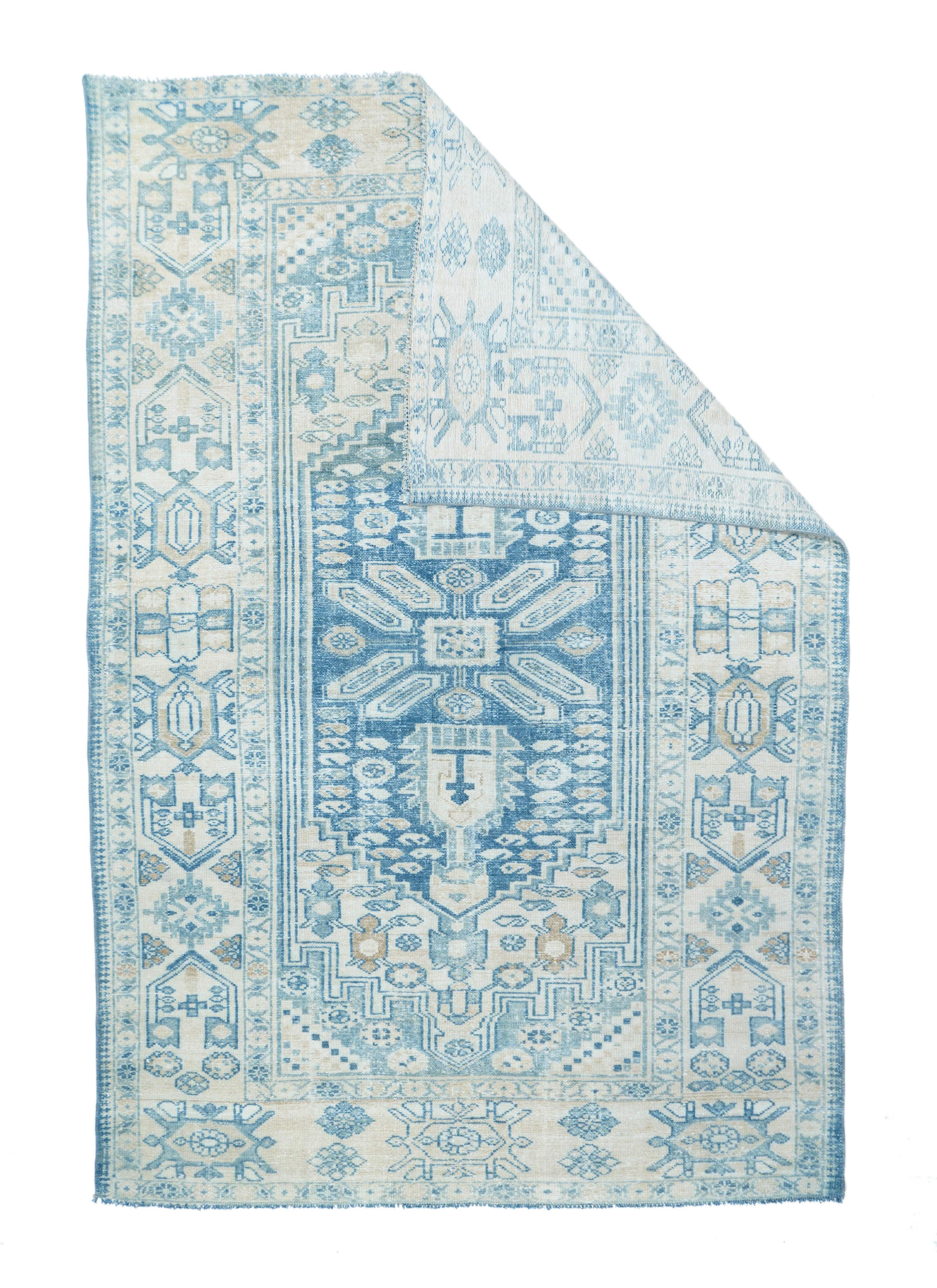Tappeto Vintage Malayer 4'3'' x 6'3''. Questo vassoio a trama media della Persia occidentale è caratterizzato da una tavolozza pacata che enfatizza il blu, la paglia di Teale e l'ecru. Motivo geometrico con boteh pigre, pendenti profondamente