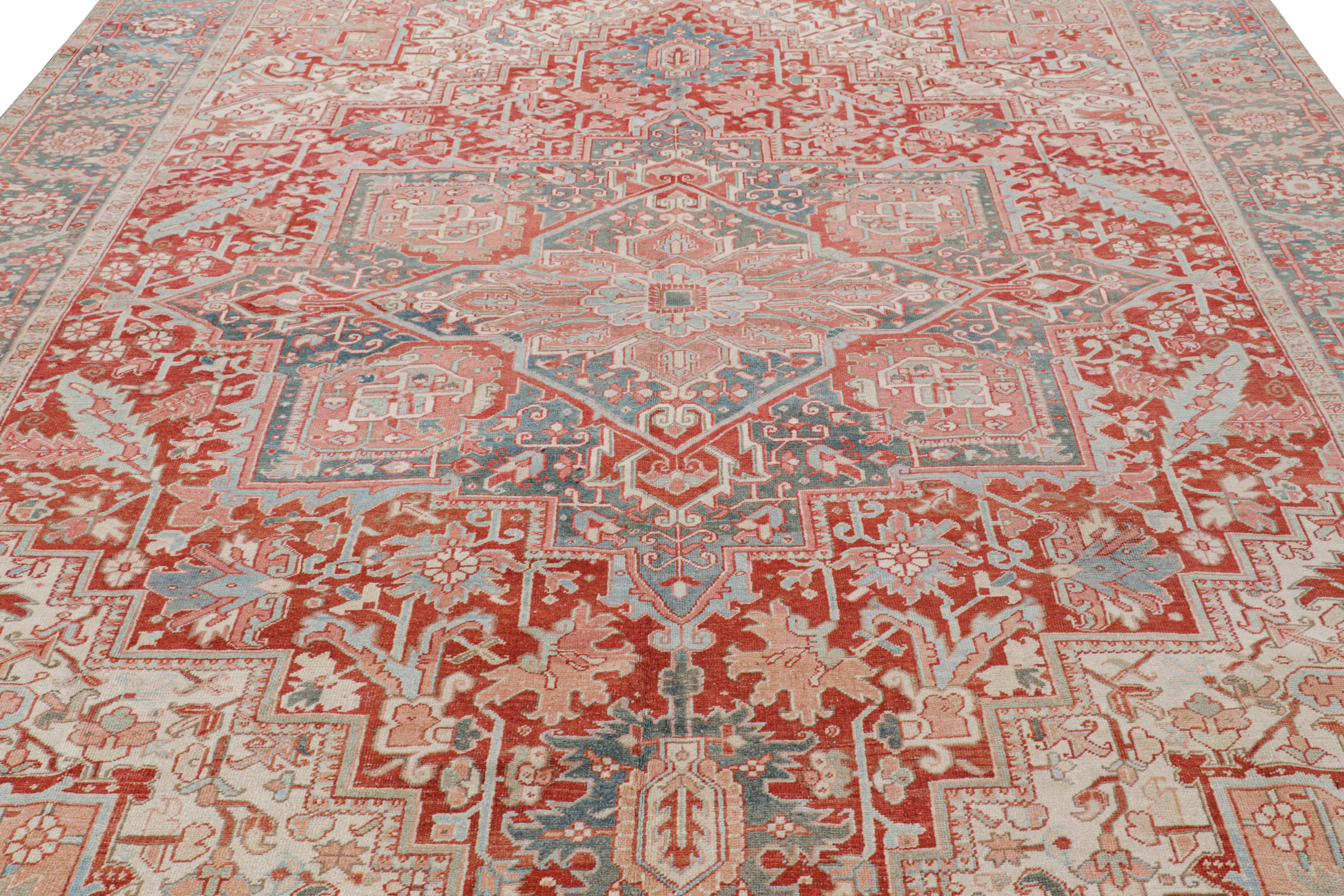 Anudado a mano en lana y originario de Turquía, hacia 1950-1960, este diseño de 9x12 está claramente inspirado en las alfombras persas Heriz, conocidas por disfrutar tanto de estos colores como de la unión de un dibujo tan elaborado en toda su