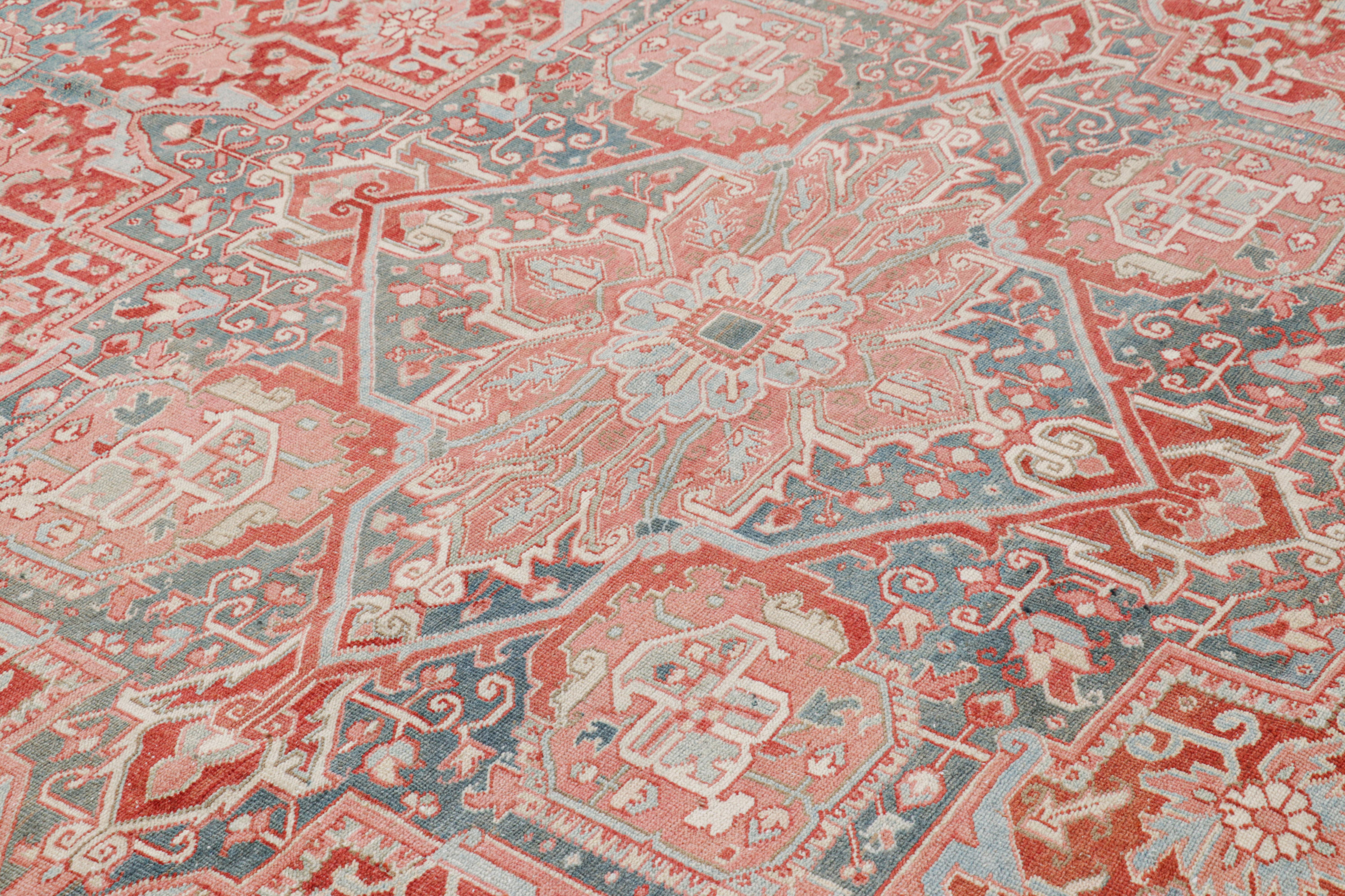 Alfombra Malayer vintage en rojo y azul, con medallón floral, de Rug & Kilim Turco en venta