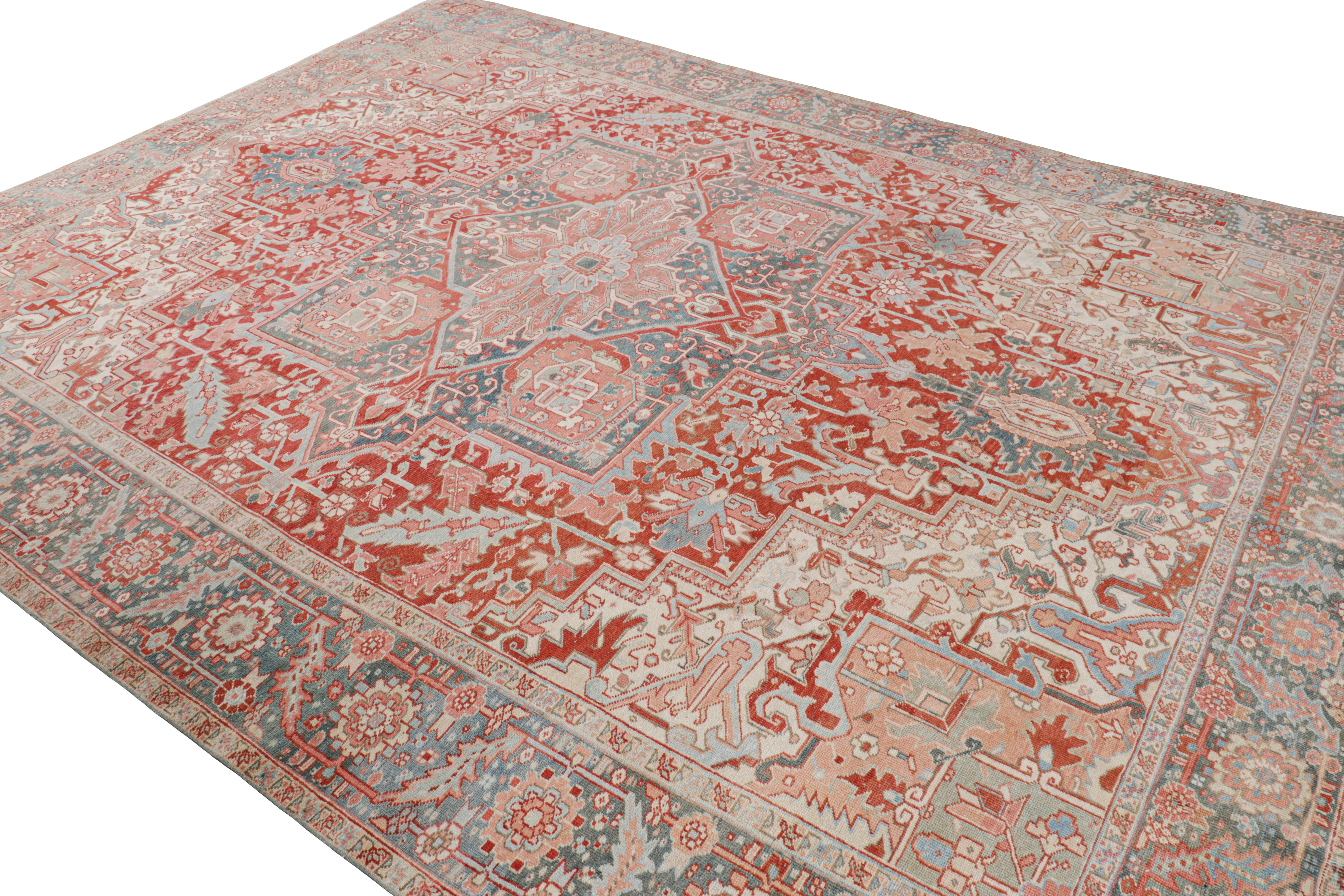 Alfombra Malayer vintage en rojo y azul, con medallón floral, de Rug & Kilim en Bueno estado para la venta en Long Island City, NY