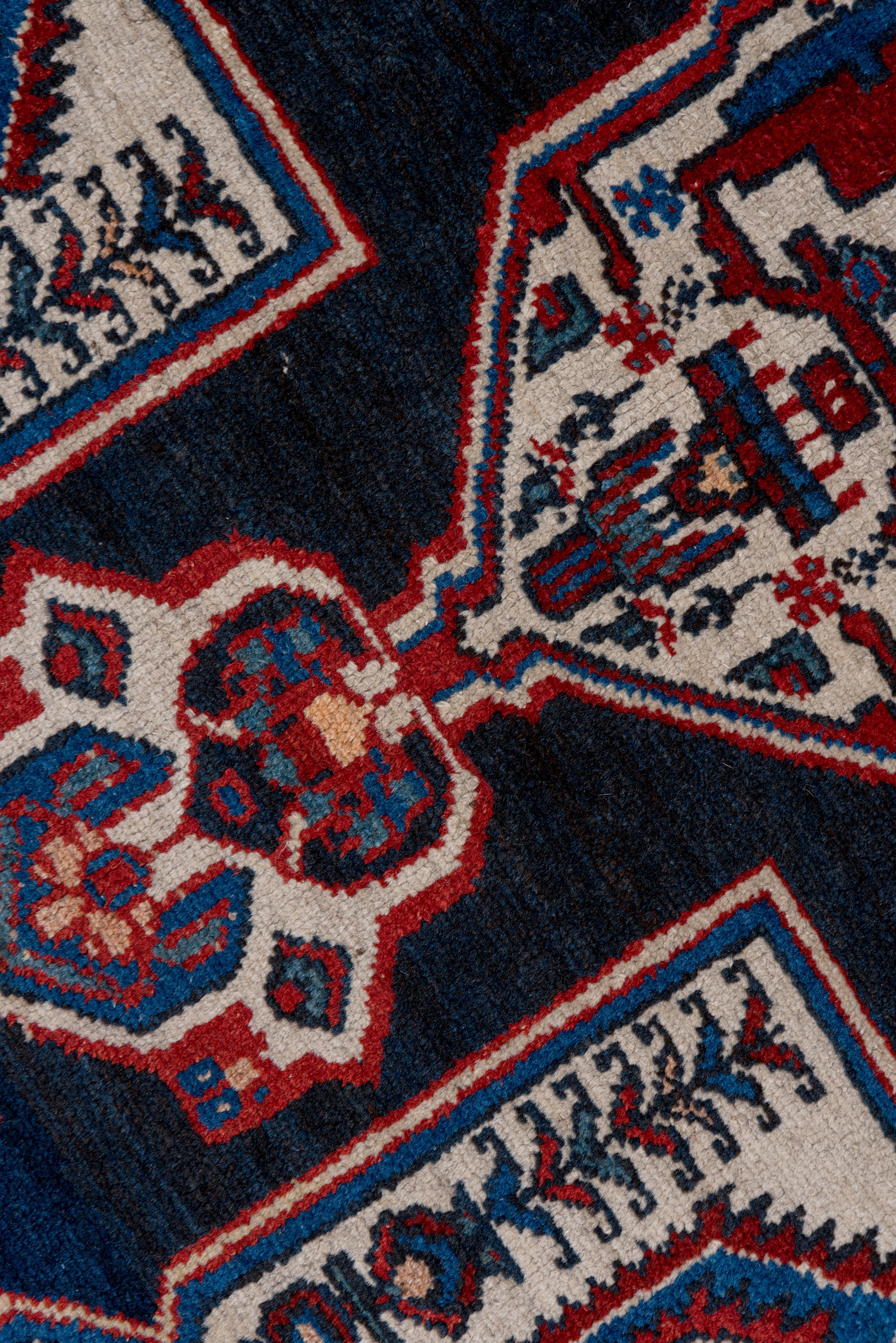 Malayer-Teppich im Vintage-Stil (Persisch) um 1920 im Zustand „Gut“ im Angebot in New York, NY