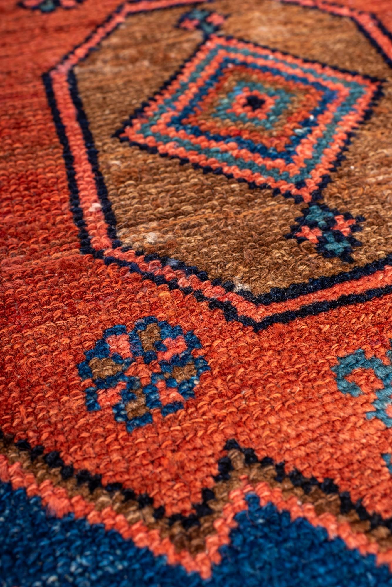 Alter Malayer-Teppich mit kompliziertem Medaillon im Zustand „Gut“ im Angebot in New York, NY