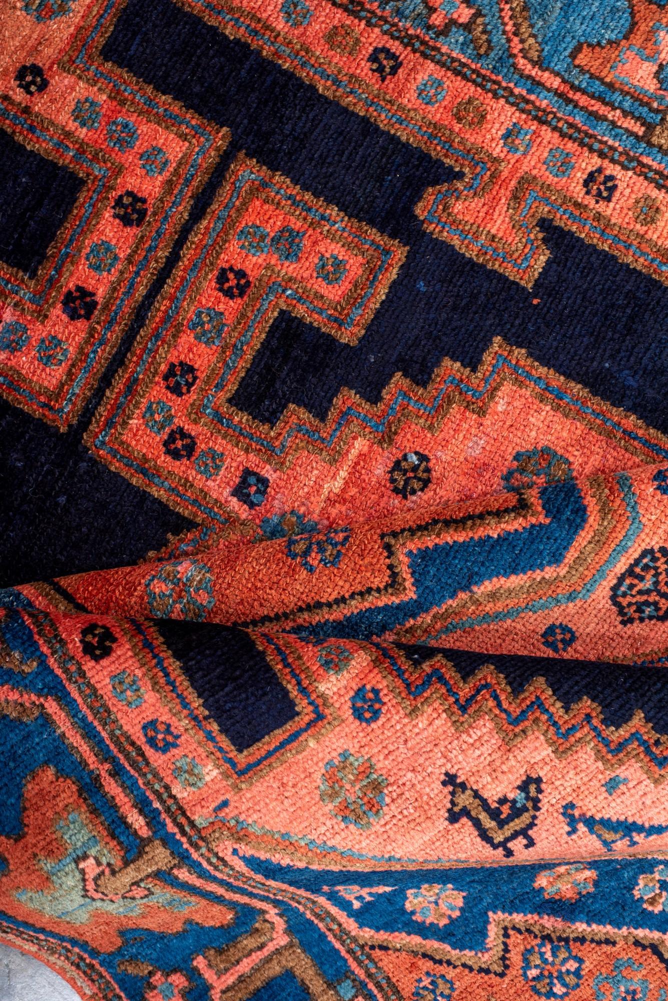 Alter Malayer-Teppich mit kompliziertem Medaillon (Wolle) im Angebot