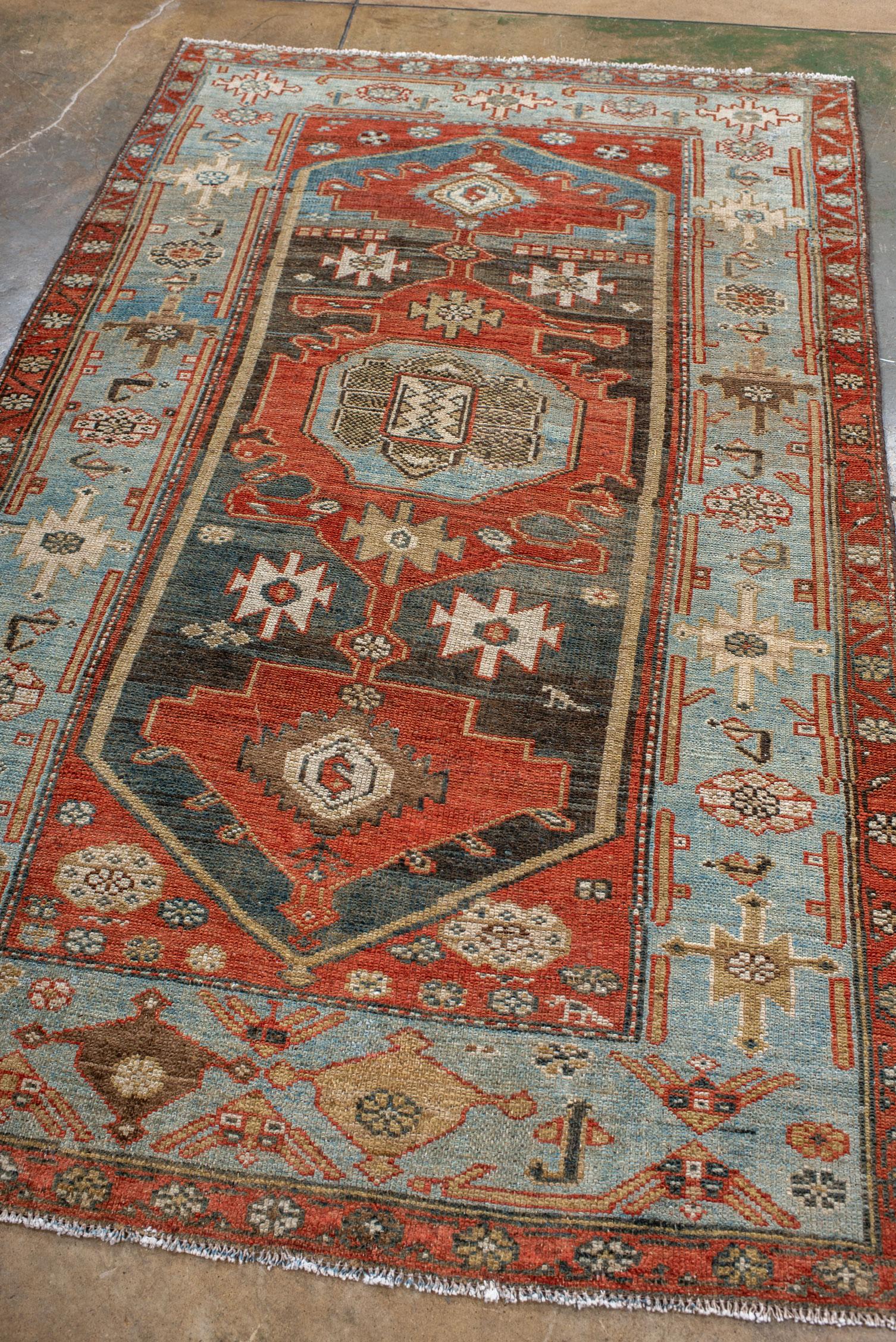 Alfombra Malayer vintage con campo rojo y borde azul Persa en venta