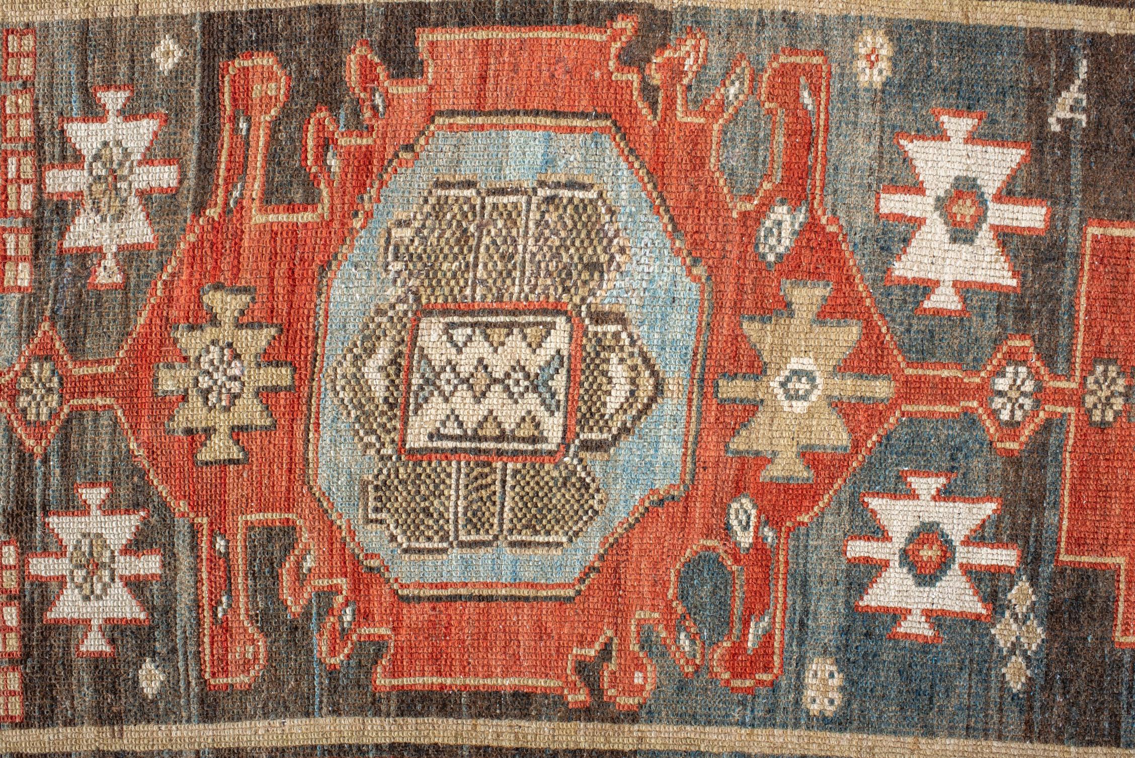 Alfombra Malayer vintage con campo rojo y borde azul Anudado a mano en venta