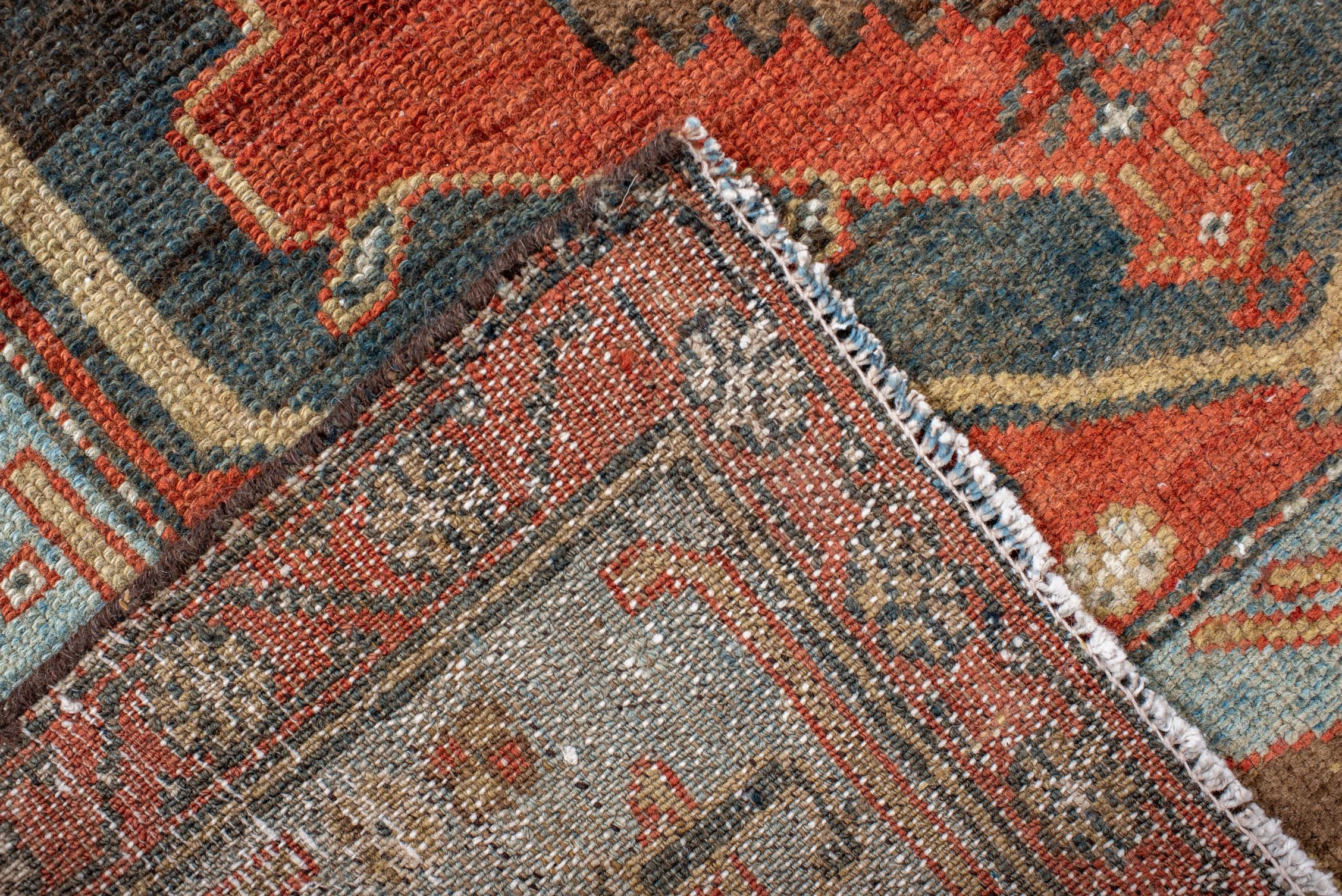 Alfombra Malayer vintage con campo rojo y borde azul siglo XX en venta