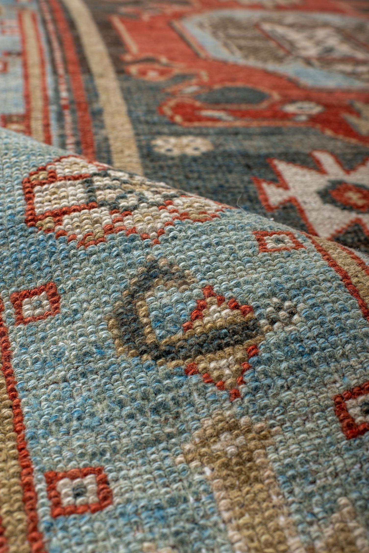 Alfombra Malayer vintage con campo rojo y borde azul Lana en venta