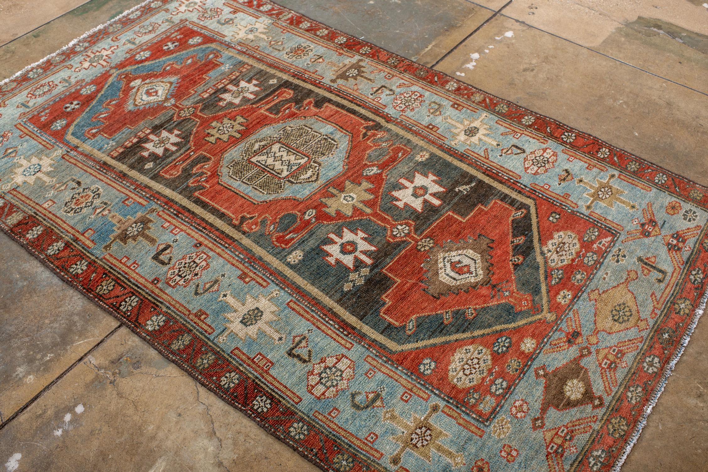 Alfombra Malayer vintage con campo rojo y borde azul en venta 1