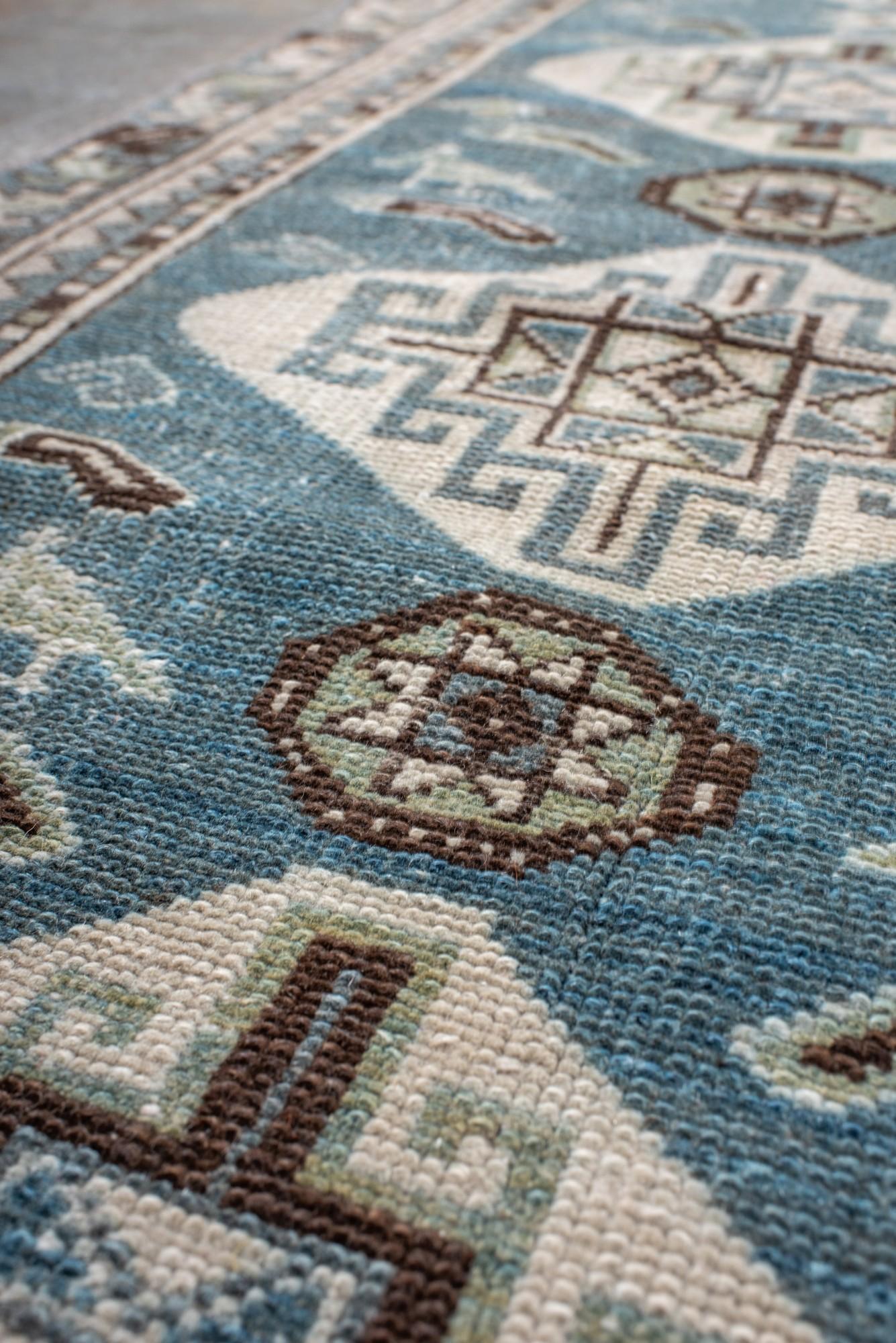 Traves de Mesa Vintage Malayer Azul con Medallones Geométricos en Bueno estado para la venta en New York, NY