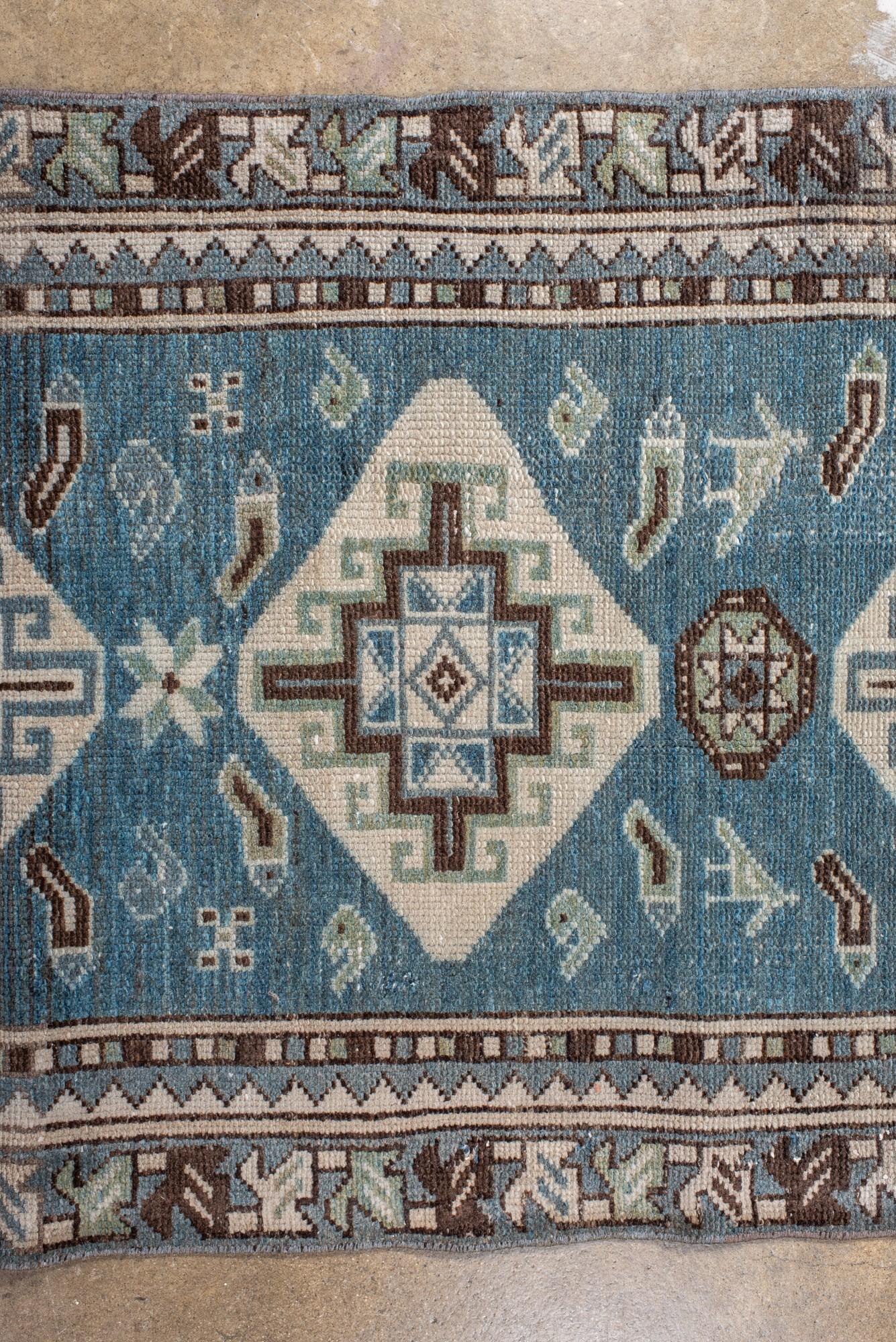 Traves de Mesa Vintage Malayer Azul con Medallones Geométricos siglo XX en venta