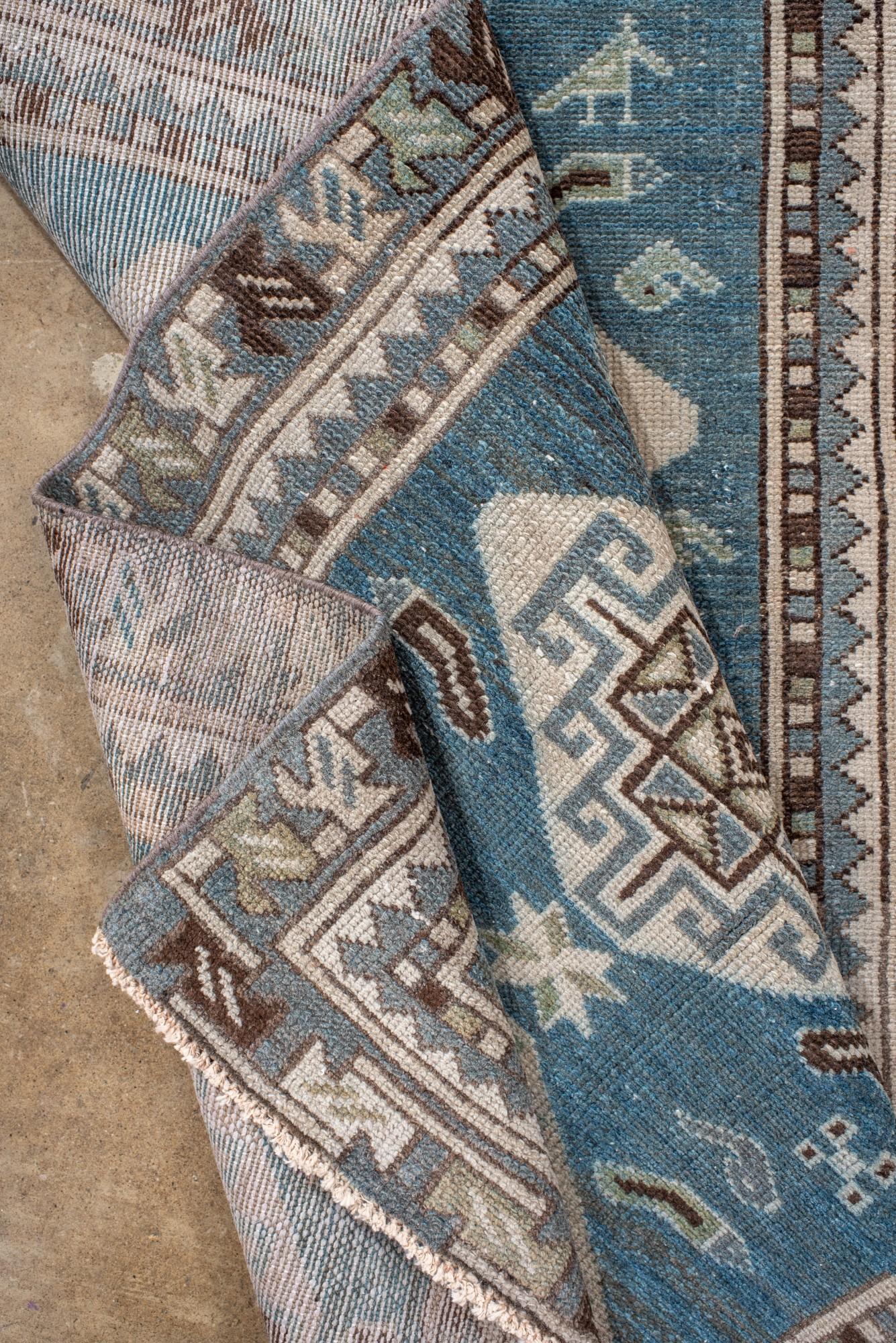 Traves de Mesa Vintage Malayer Azul con Medallones Geométricos en venta 1