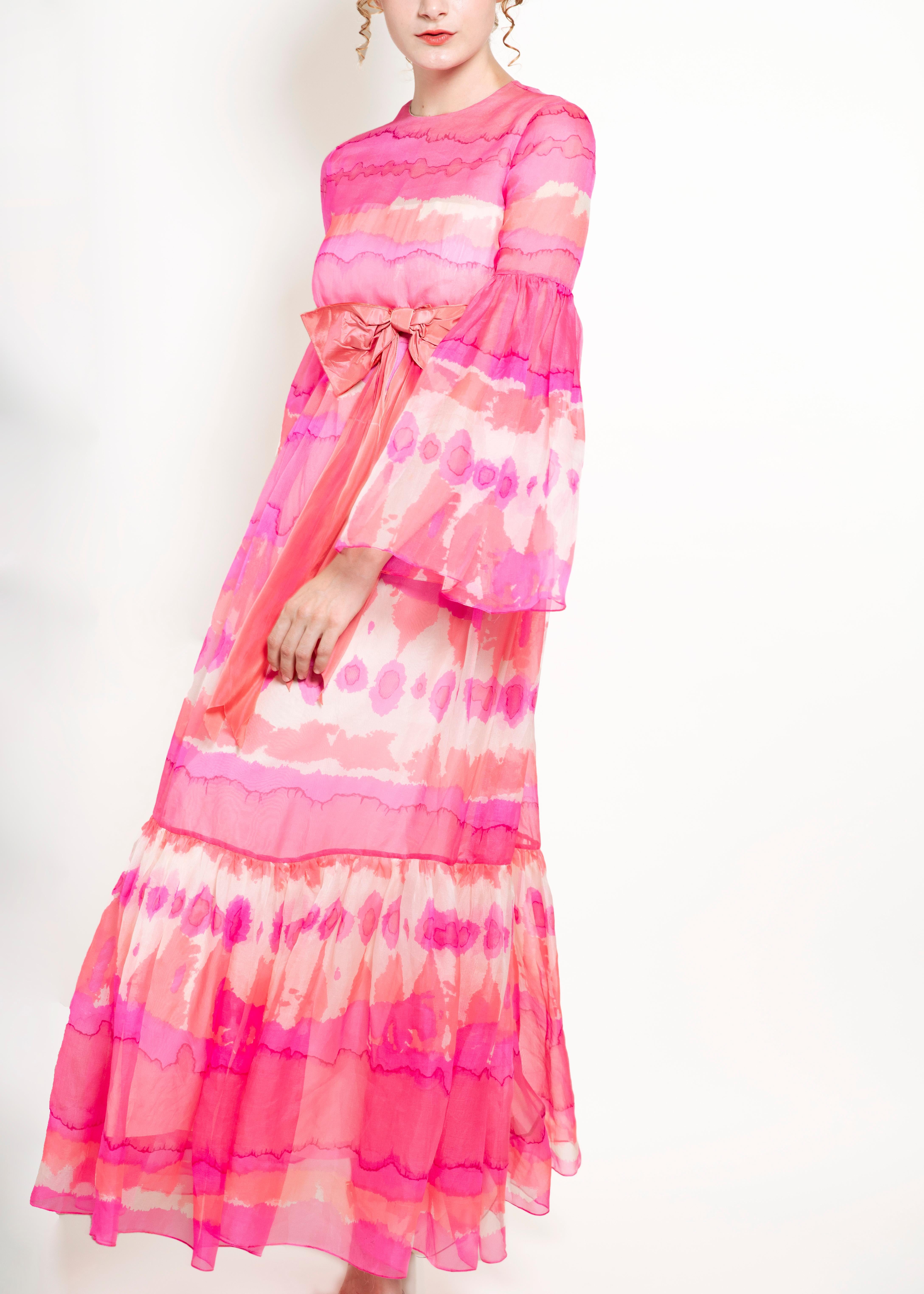 Malcom Starr Rosa Chiffonkleid mit Glockenärmeln und Glockenärmeln, Vintage (Pink) im Angebot