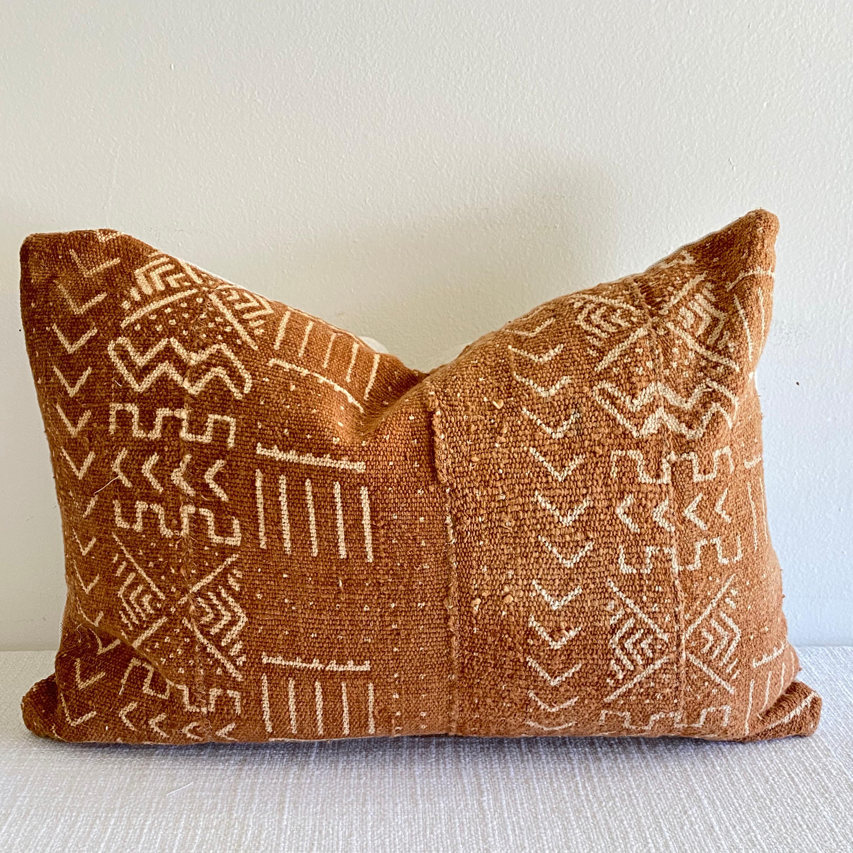 This vintage textile pillow face features a rust colored Mali cloth with arrows, natural linen colored backing with original seams. The backing is 100% Belgian linen in natural linen. Our pillows are constructed with vintage one of a kind textiles