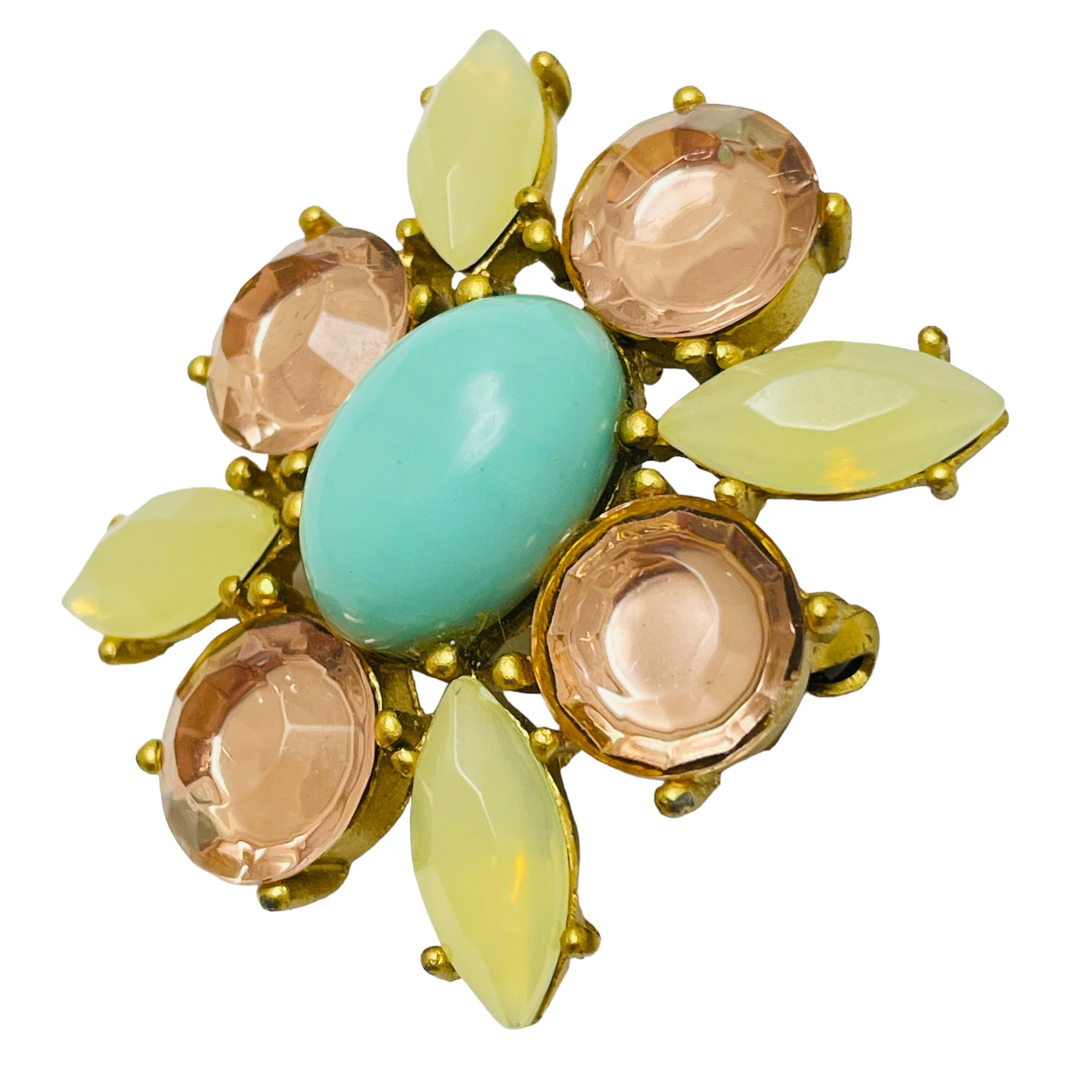 DETAILS

• unsigned  

• gold tone with glass 

• vintage designer brooch

MEASUREMENTS  

• 

CONDITION

•  very good vintage condition with minimal signs of wear 

 Sku 46

❤️❤️  VINTAGE DESIGNER JEWELRY ❤️❤️

❤️❤️  ALEXANDER’S BOUTIQUE  ❤️❤️