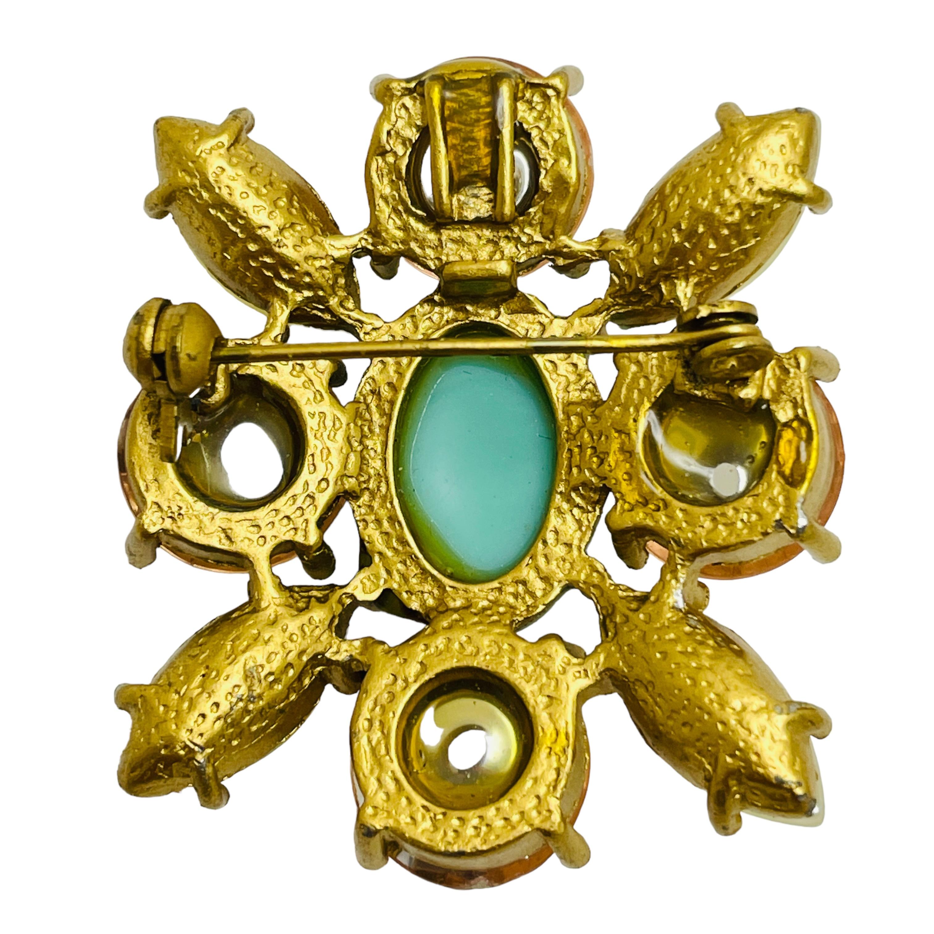 Vintage maltese cross gold tone glass designer brooch In Good Condition For Sale In Palos Hills, IL