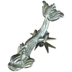 Vieille Croix de Malte & Poisson Koi Figuratif en laiton Cogne-porte par Cutajar Works