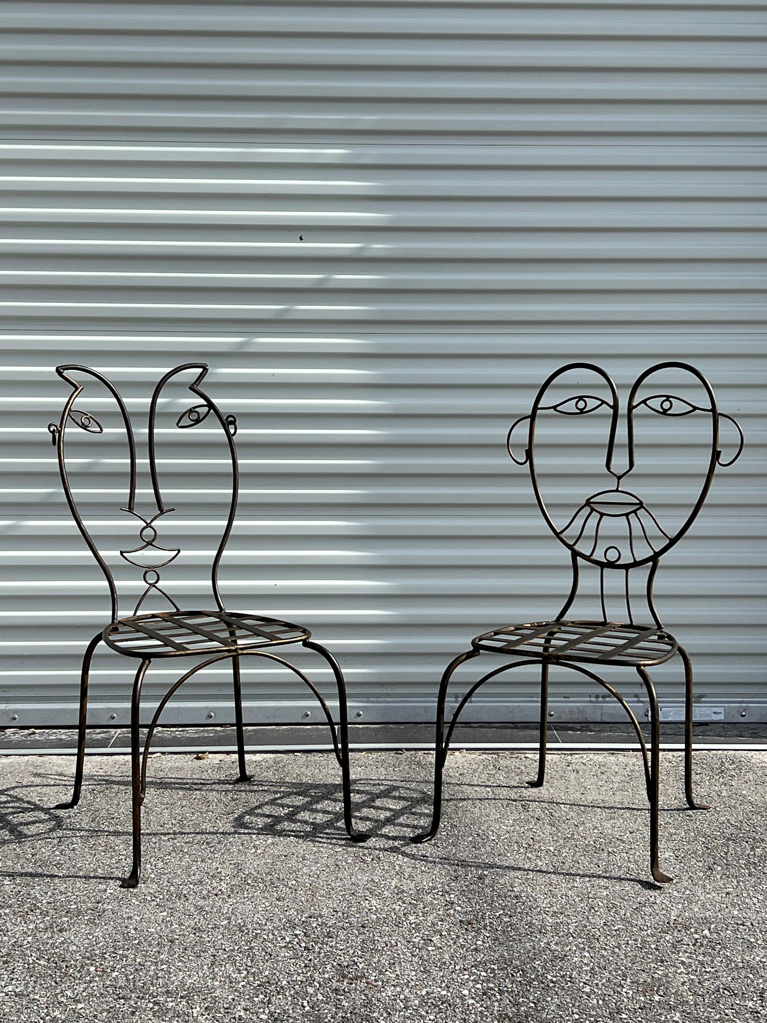 1980er Jahre Paar von John Risley inspirierte Pop Art Mann und Frau Stühle aus Schmiedeeisen. Die Stühle sind sehr schwer und haben ein ungewöhnliches Bronze-Finish. 
