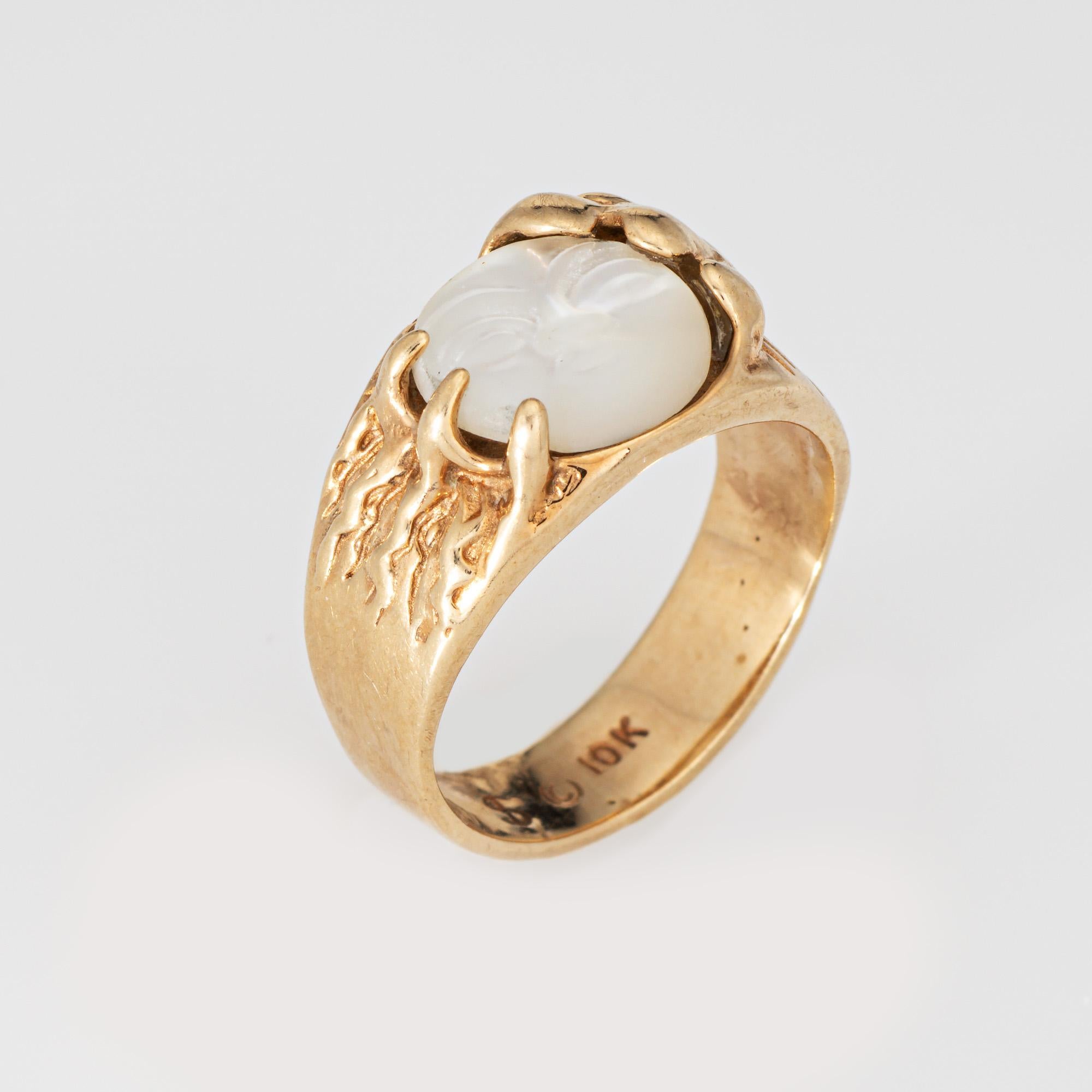 Distinto anillo vintage de nácar 