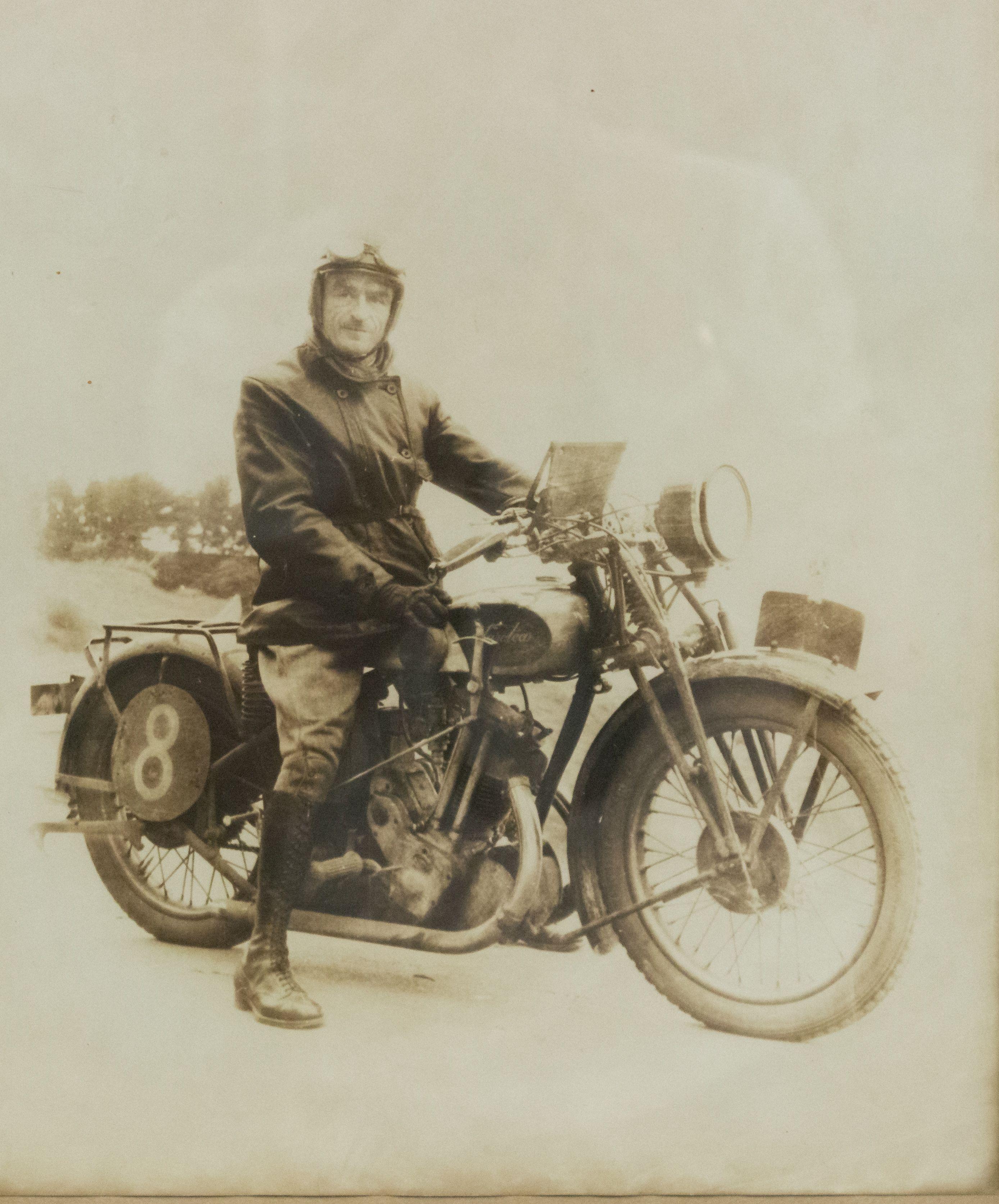 Sepiafarbenes Vintage-Foto eines Mannes auf einem Motorrad in einem rechteckigen Nussbaumrahmen.