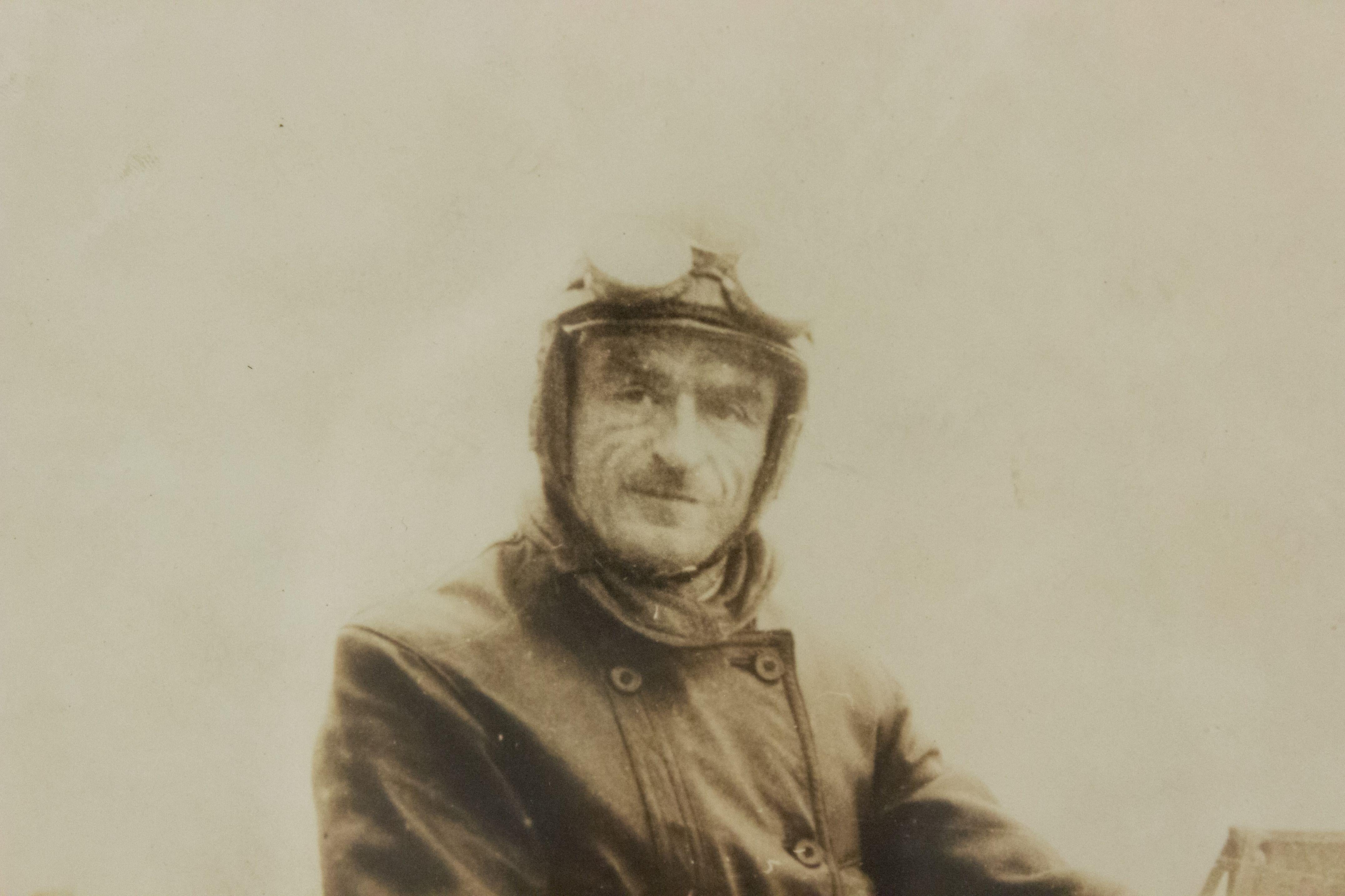 Vintage Mann auf Motorradfotografie (Unbekannt) im Angebot