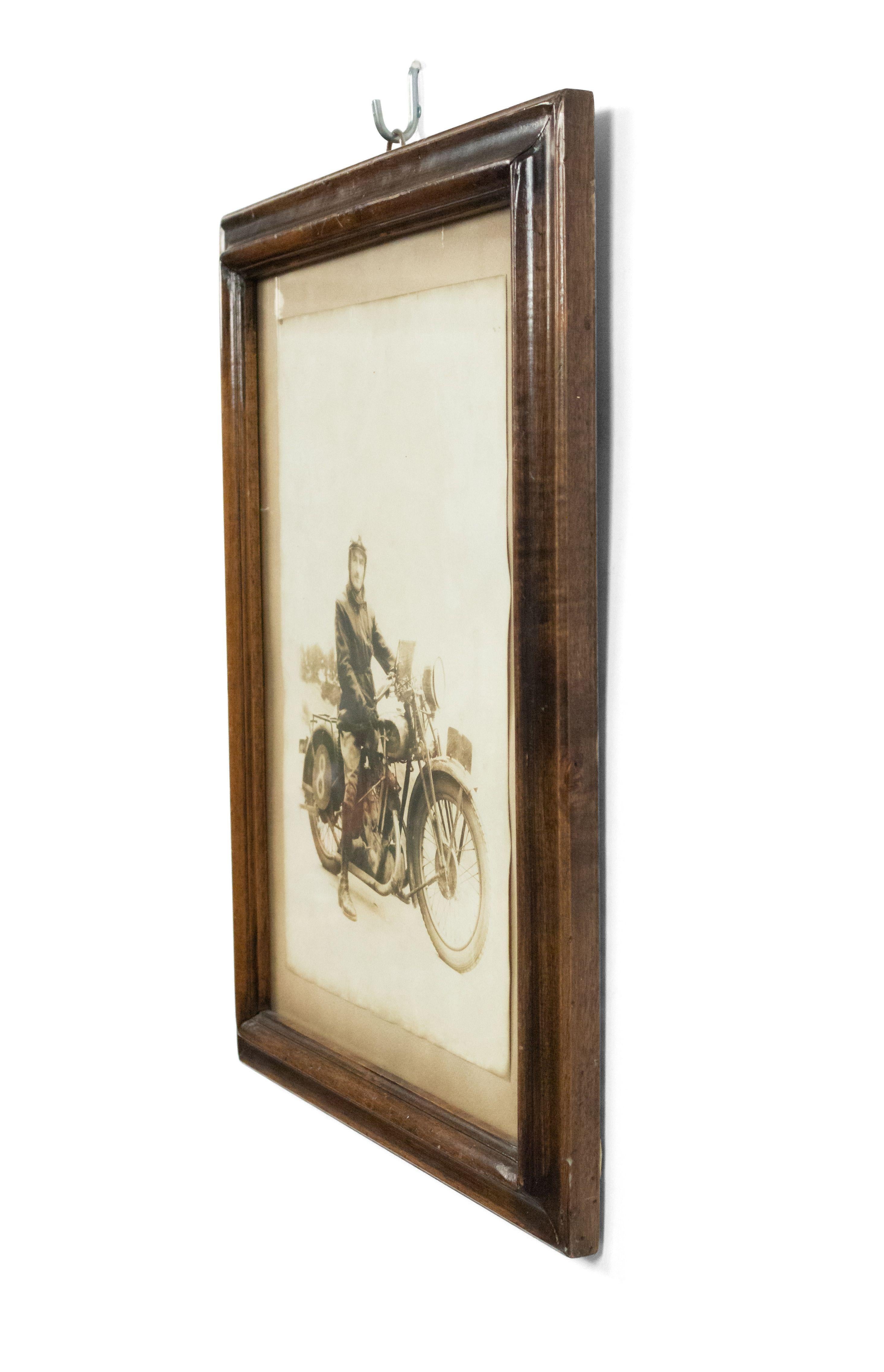 Vintage Mann auf Motorradfotografie (Handgefertigt) im Angebot