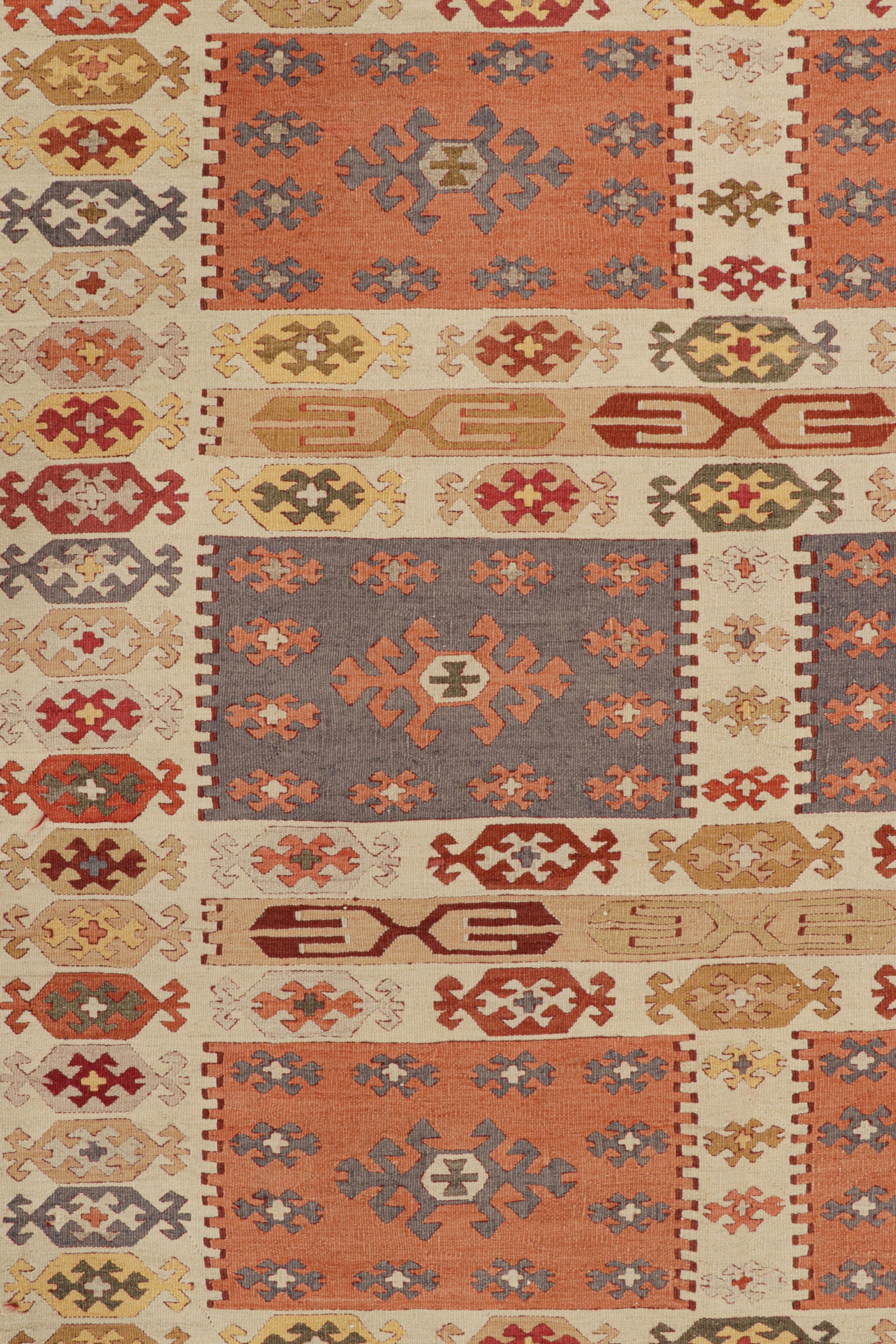 Manastir Kelim-Teppich in Beige mit geometrischem Muster von Teppich & Kilim im Zustand „Gut“ im Angebot in Long Island City, NY