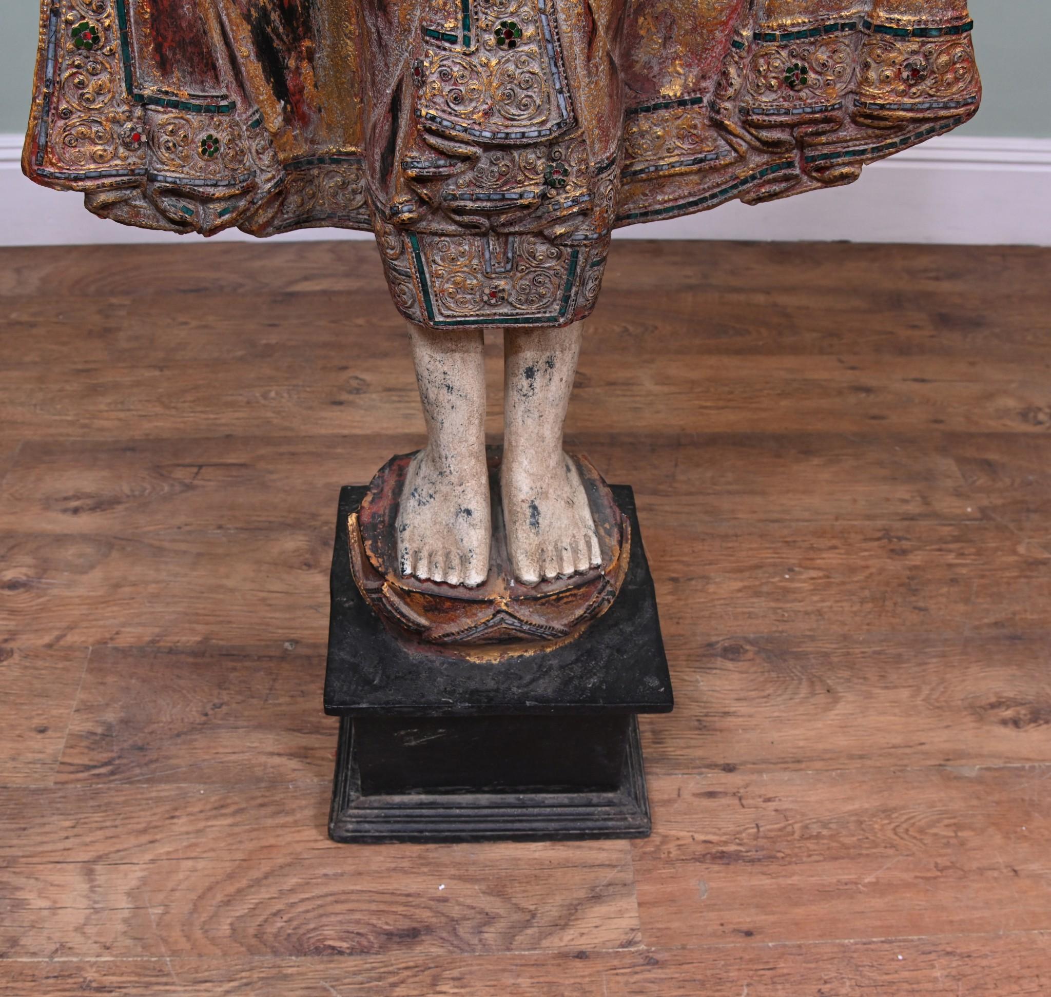 Beeindruckender, überlebensgroß geschnitzter burmesischer Mandalay-Buddha aus Holz mit seiner originalen farbigen Dekoration in Gold- und Brauntönen
CIRCA 1930er Jahre
Würde jedem Interieur Gelassenheit und Ruhe verleihen - namaste
Gute Größe mit