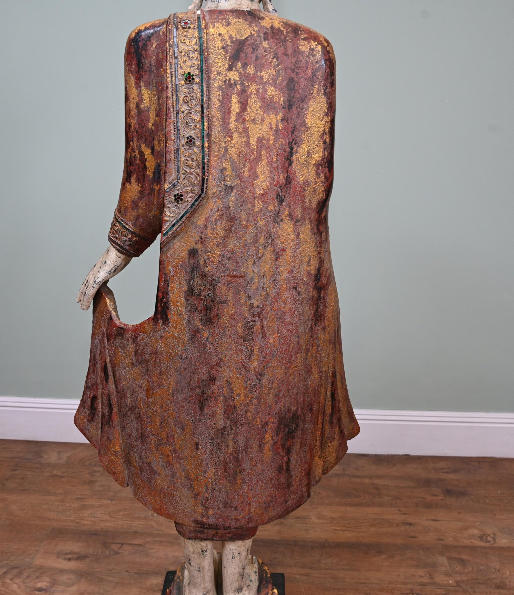 Mandalay-Buddha-Statue im Vintage-Stil, stehende burmesische buddhistische Kunst 1930 (Holz)