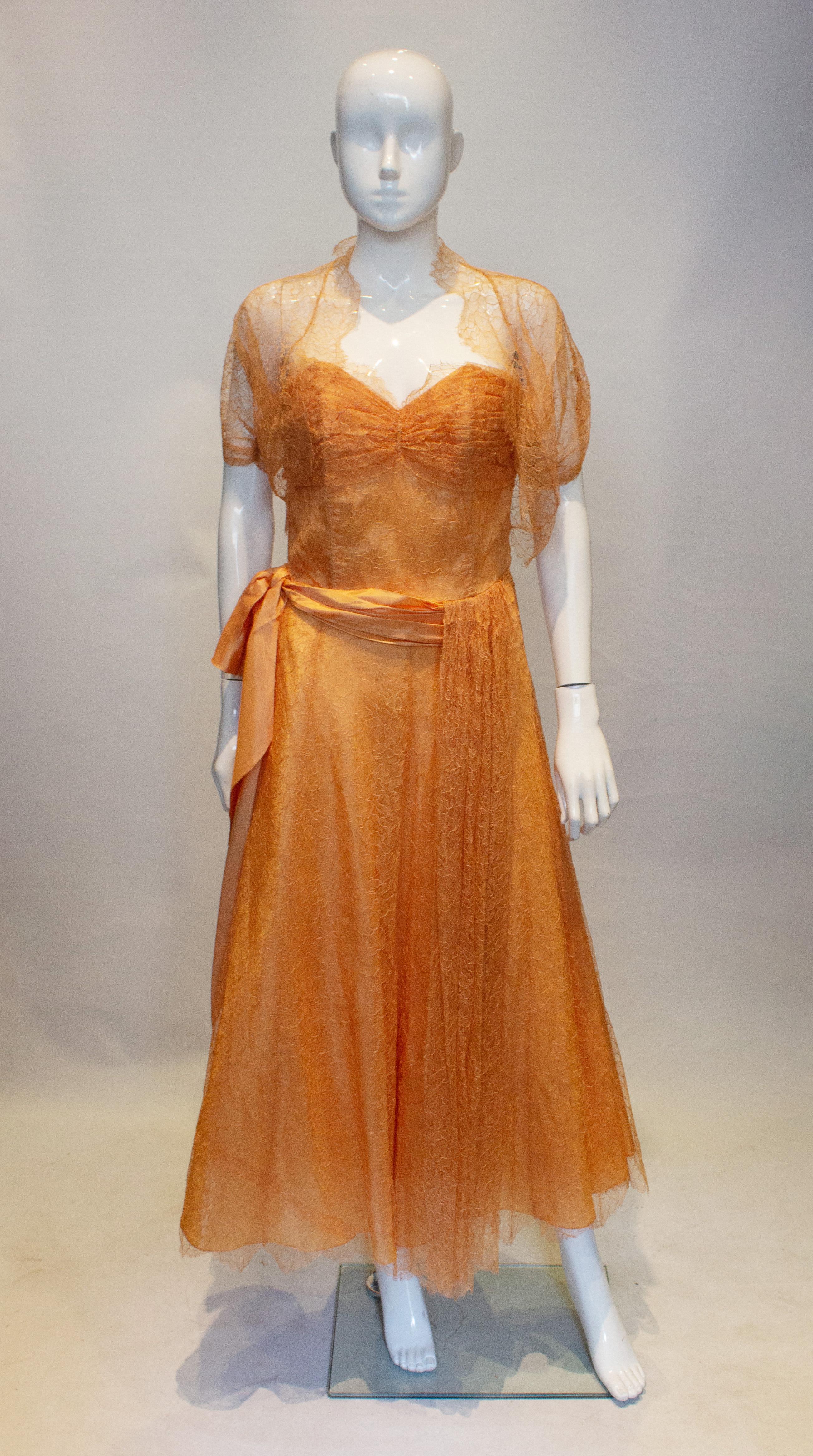 Marron Mandell Model London - Robe en dentelle abricot et boléro vintage. en vente