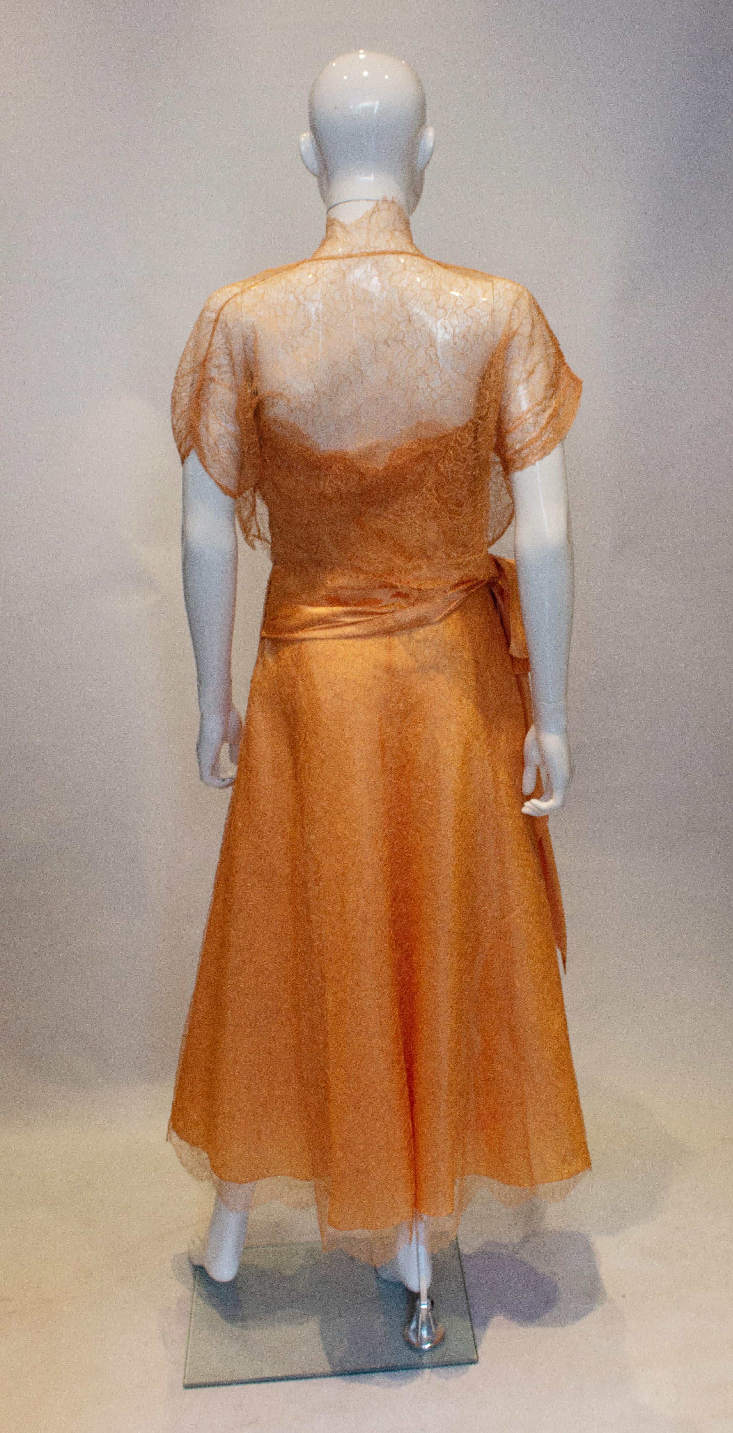 Mandell Model London - Robe en dentelle abricot et boléro vintage. Pour femmes en vente