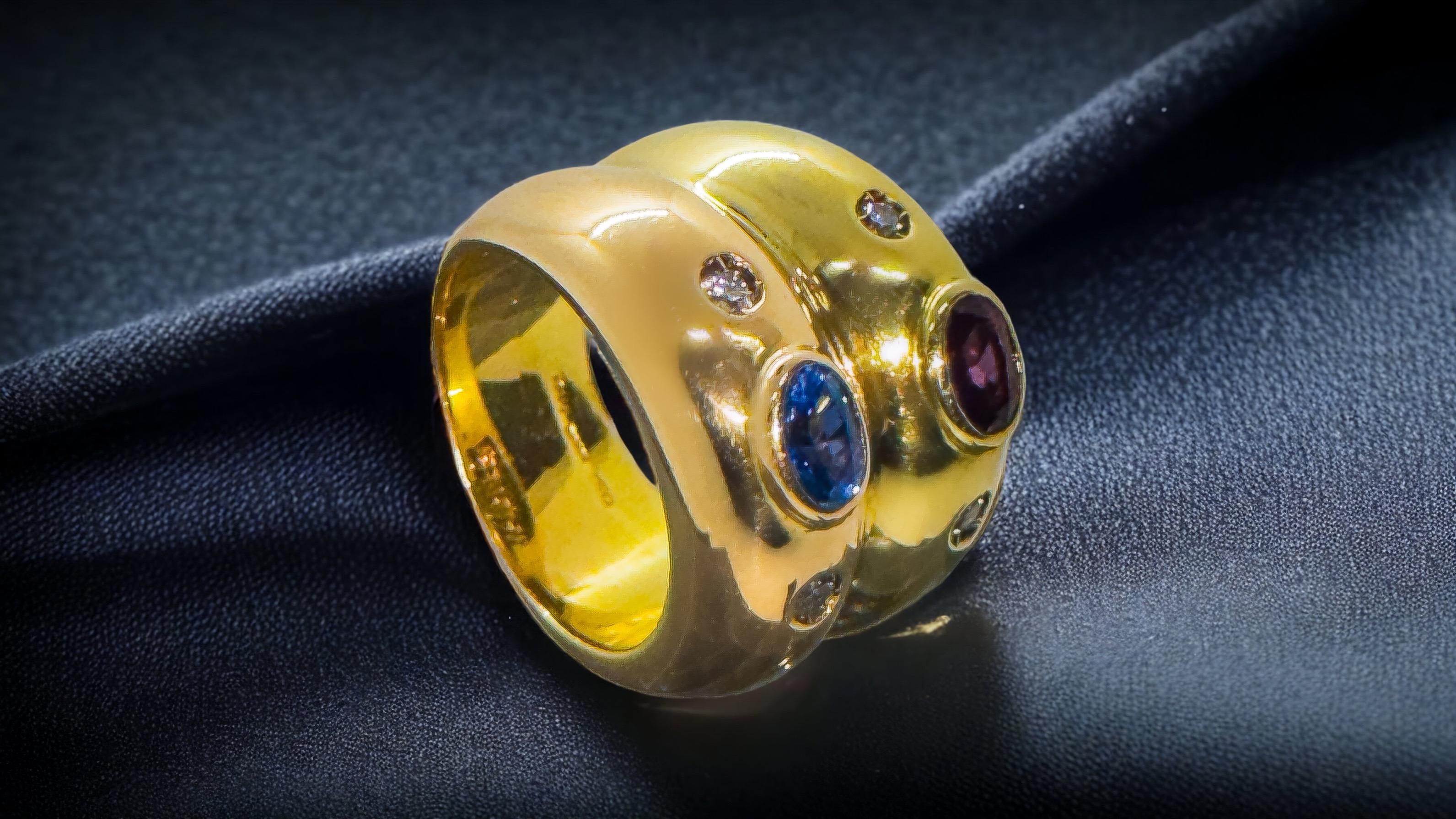 Rétro Manfrdi, bague vintage en or jaune et rose 18 carats avec deux diamants, saphirs et rubis en vente