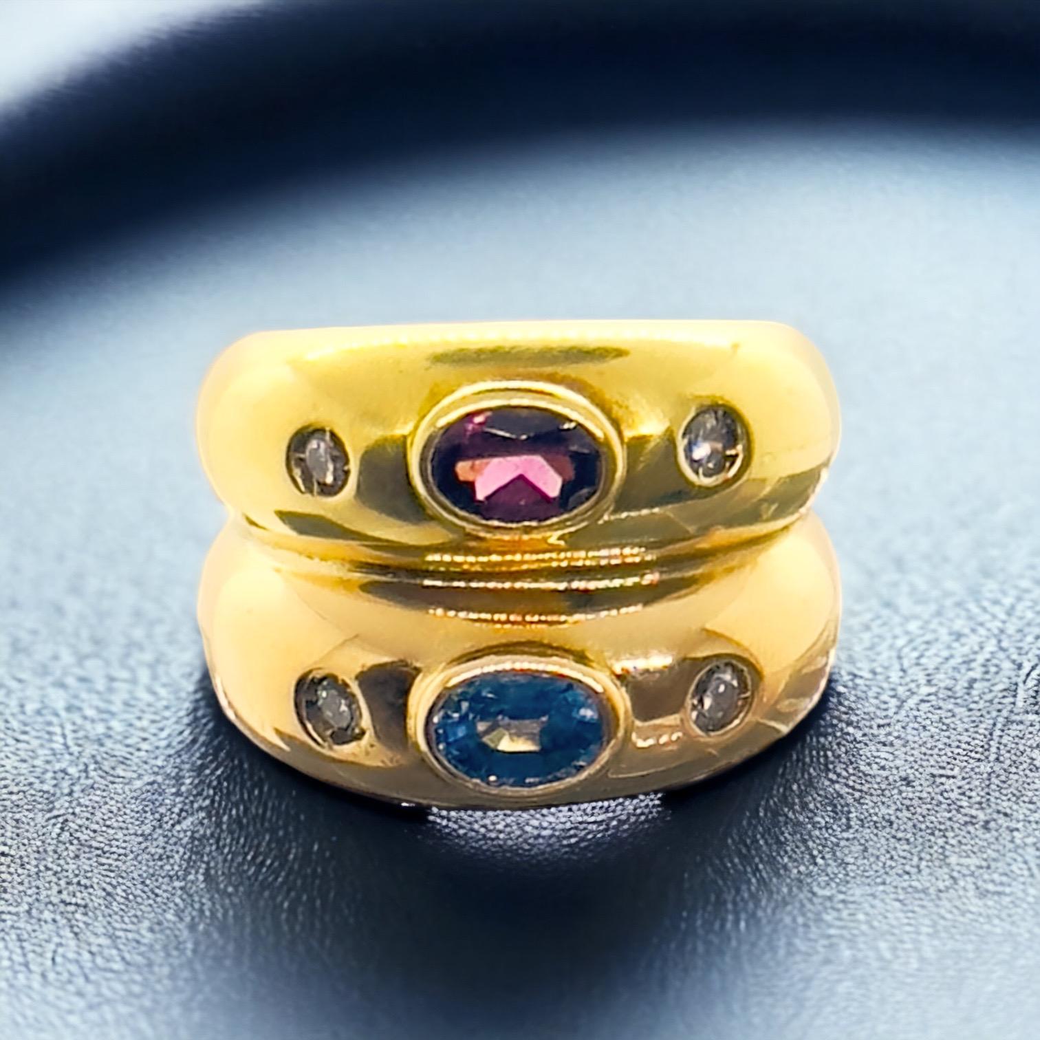 Taille ovale Manfrdi, bague vintage en or jaune et rose 18 carats avec deux diamants, saphirs et rubis en vente