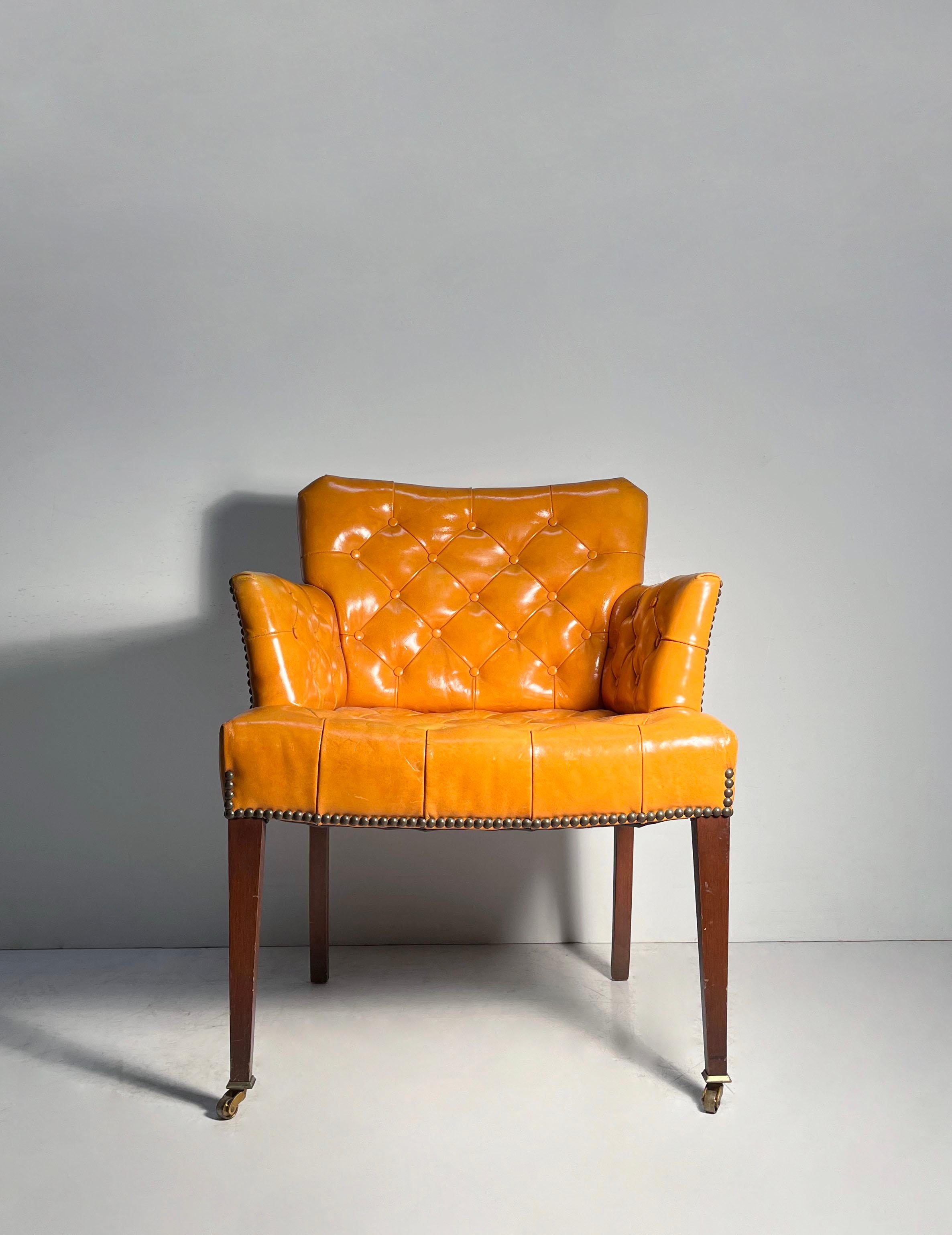Poltrona d'epoca in pelle arancio mango alla maniera di Tommi Parzinger & Edward Wormley per Dunbar

Parte del colore arancione è sbiadito e diventa più giallo a causa dell'usura del sedile, come mostrato. Credo che questo problema possa essere