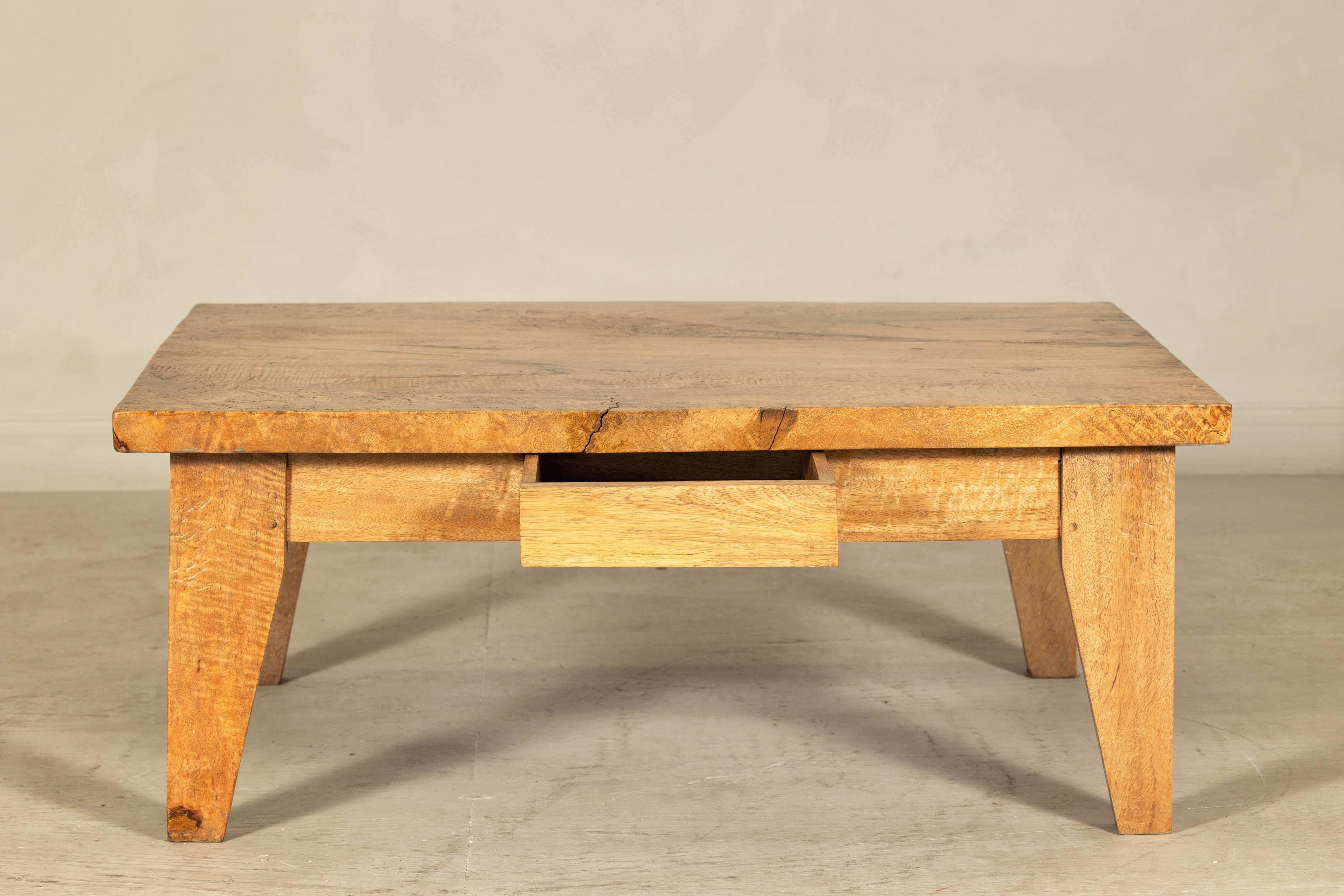 Table basse vintage Mango avec tiroir et pieds fuselés en vente 4